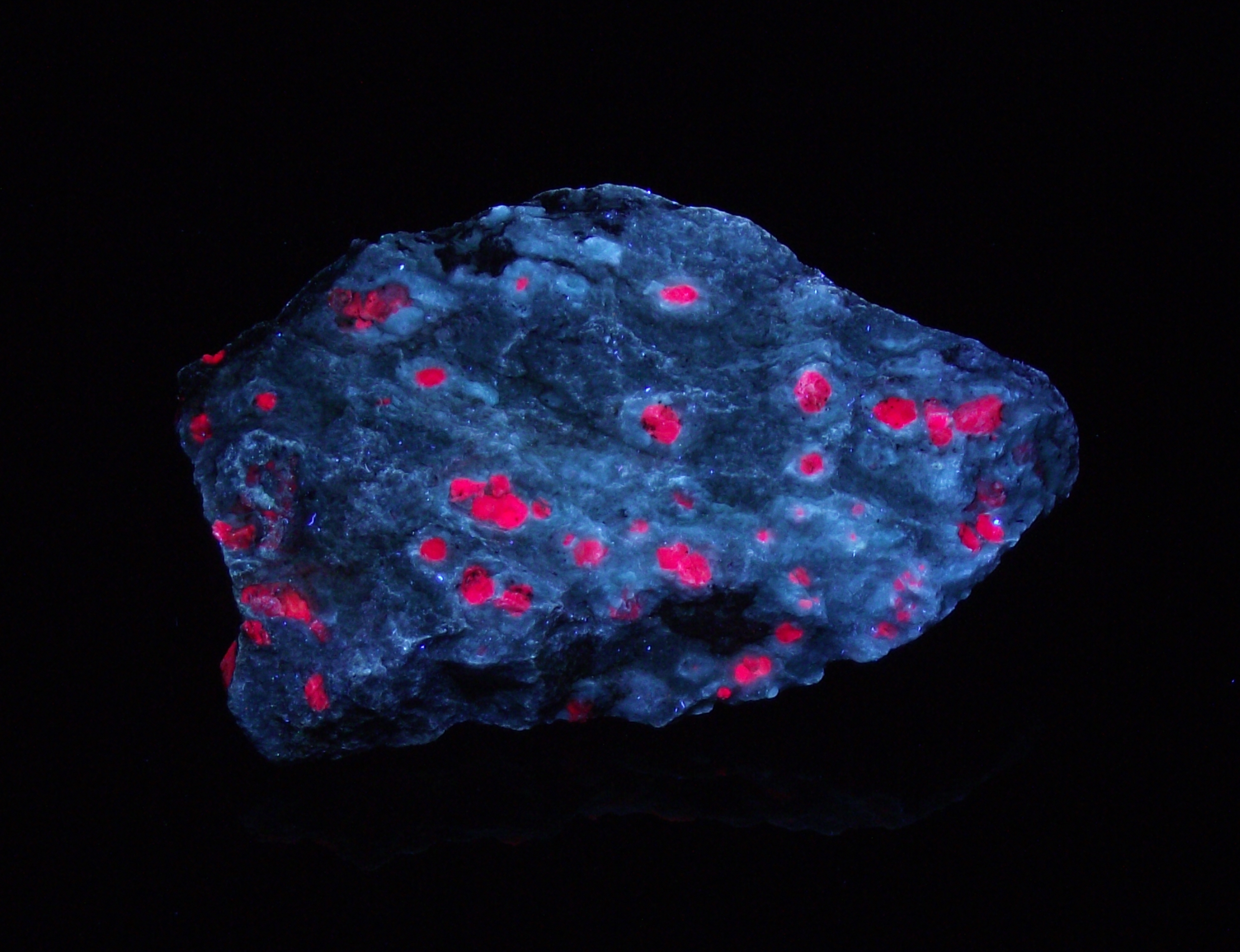 Fluorescence under longwave UV light.