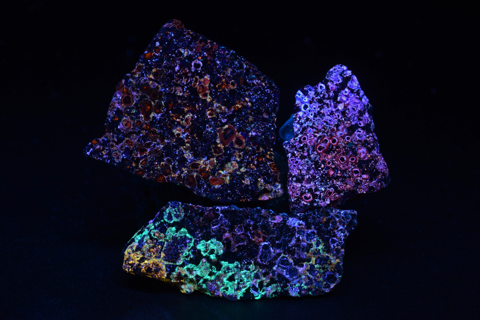 Fluorescence under longwave UV light.