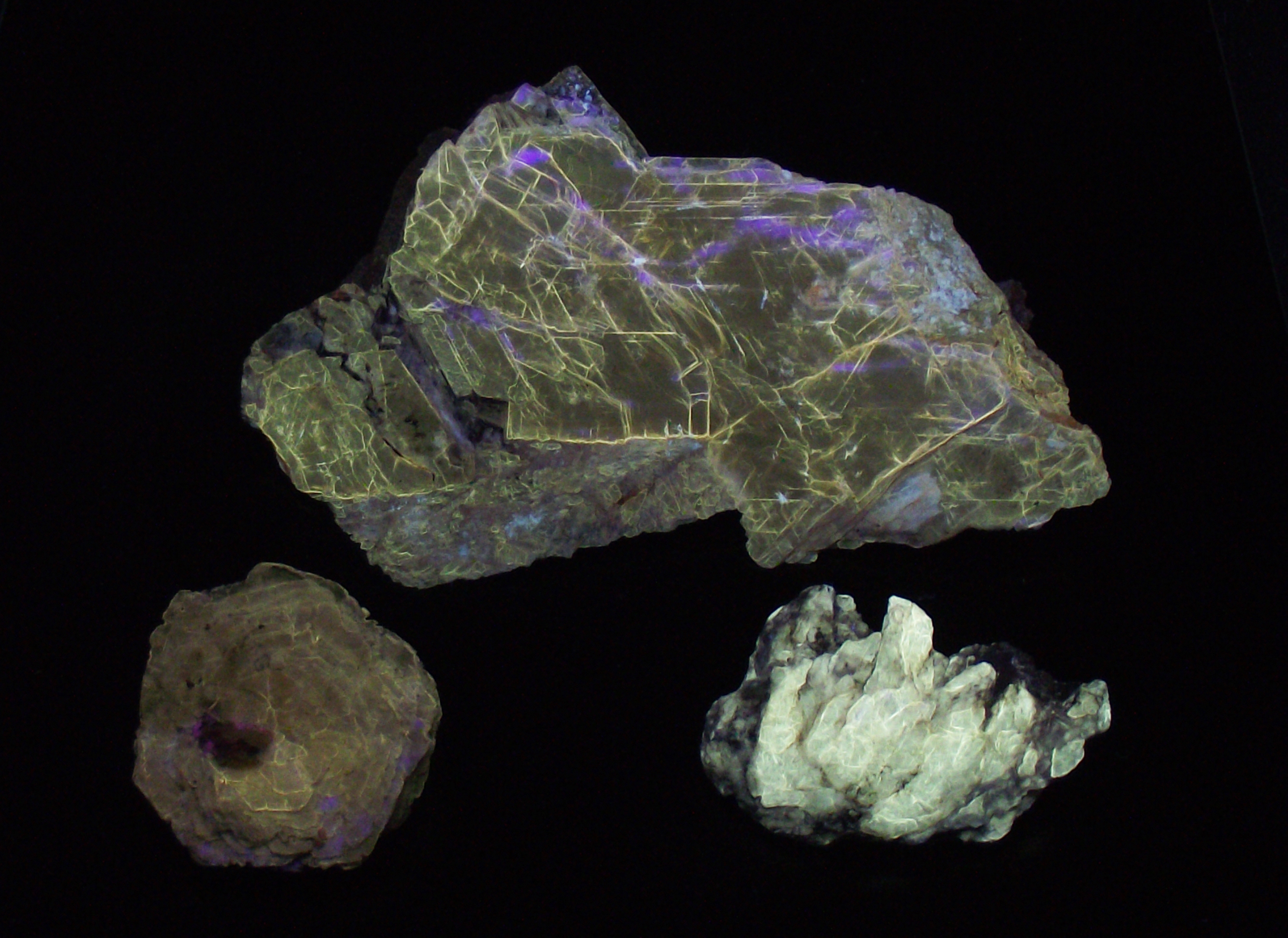 Fluorescence under shortwave UV light.