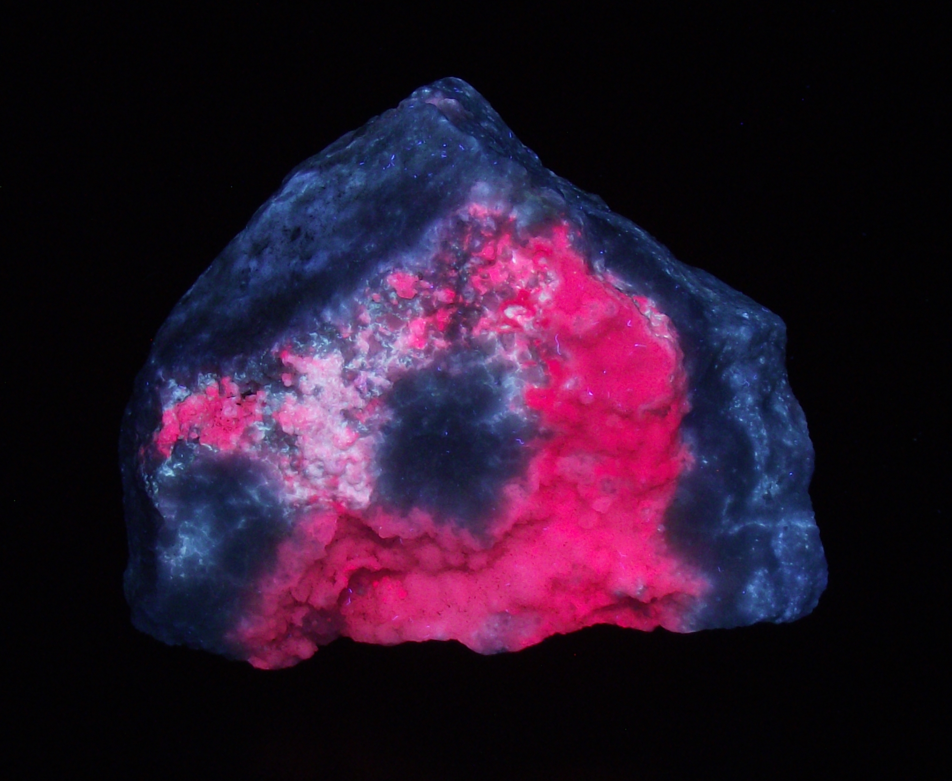 Fluorescence under longwave UV light.