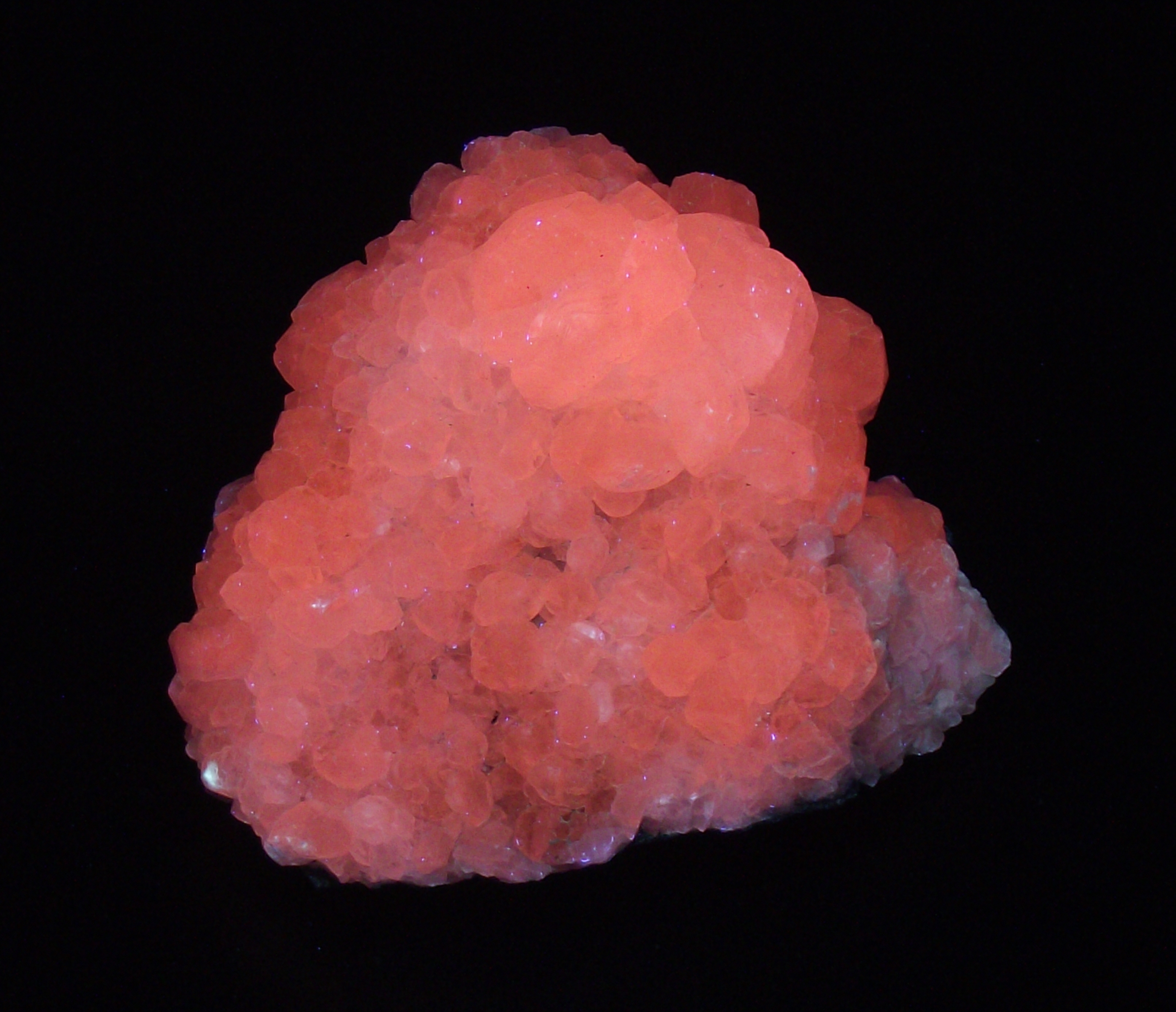 Fluorescence under longwave UV light.