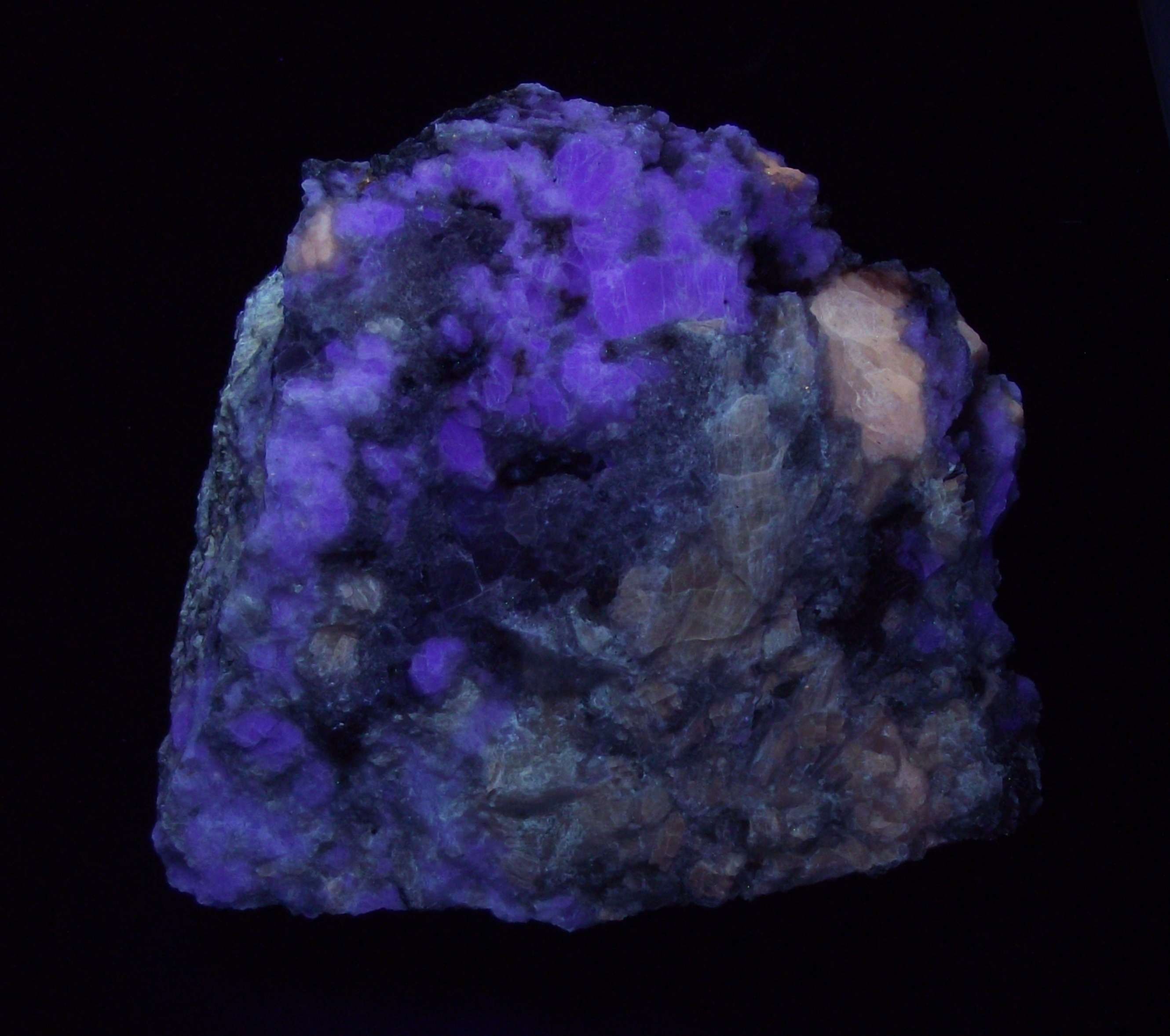Fluorescence under shortwave UV light.