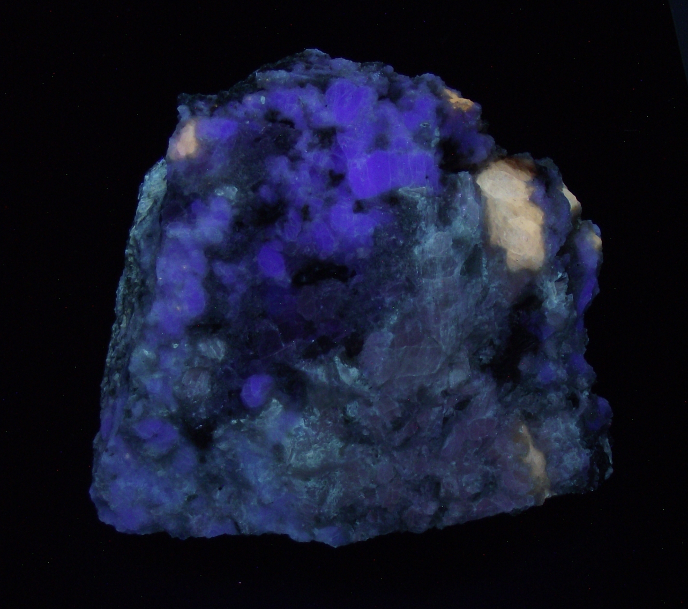Fluorescence under midwave UV light.