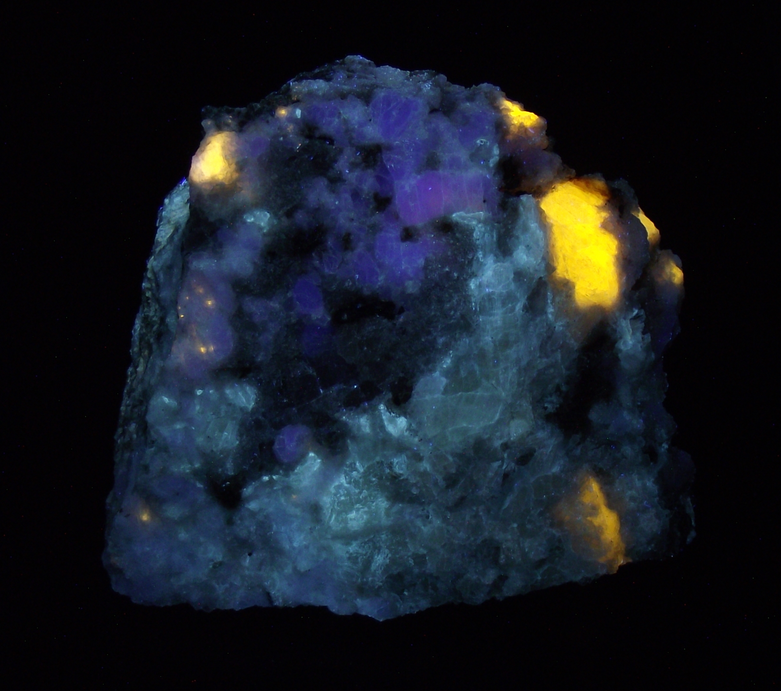 Fluorescence under longwave UV light.