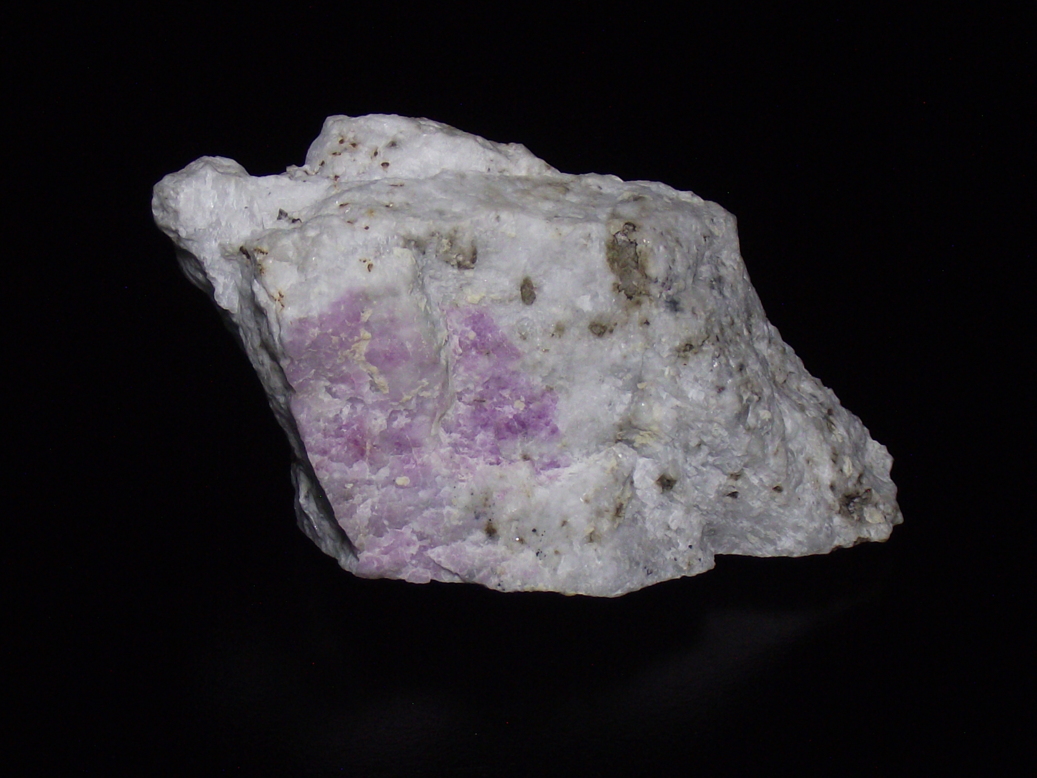 Tenebrescence after exposure to longwave UV light.
