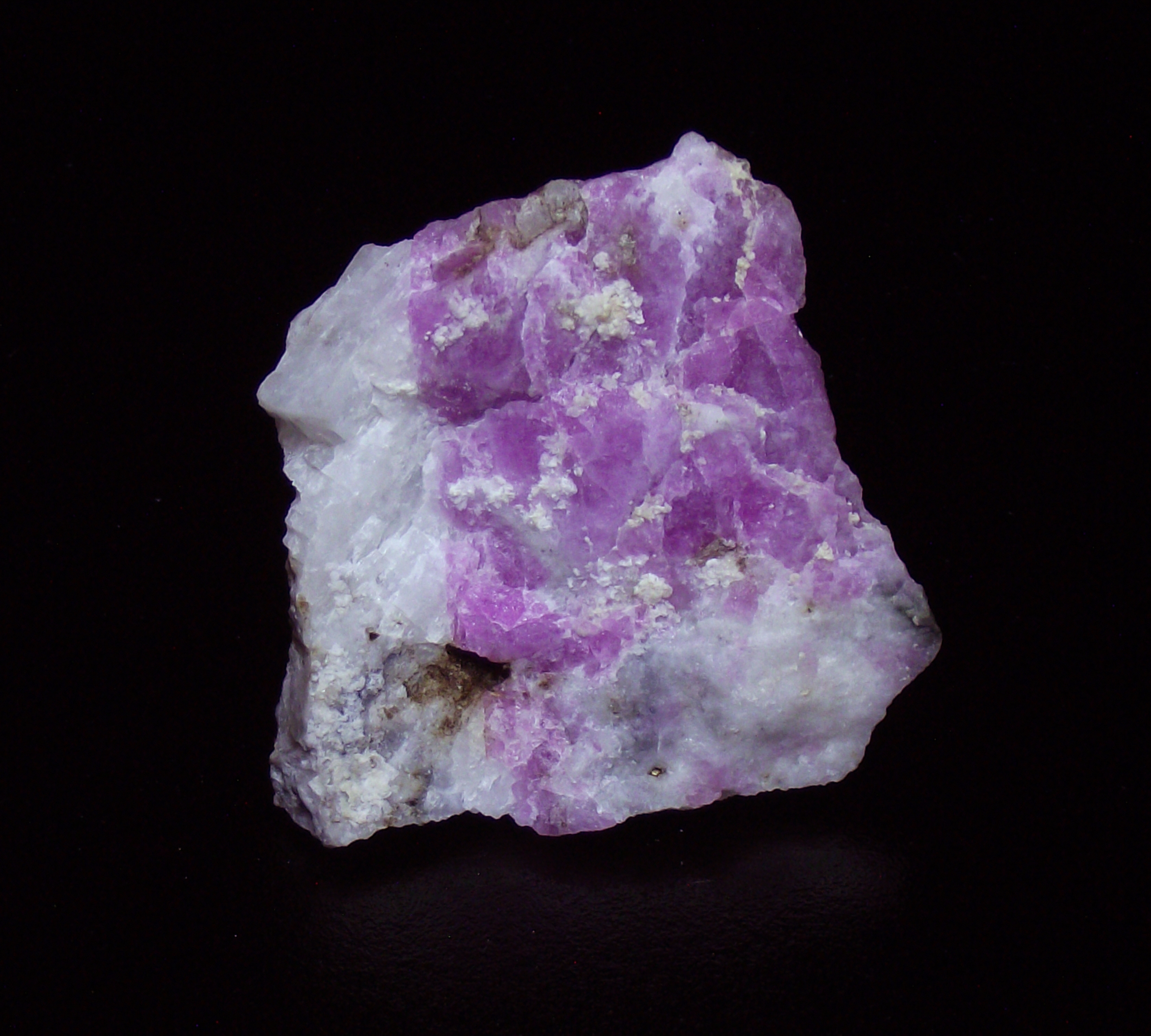 Tenebrescence after exposure to longwave UV light.