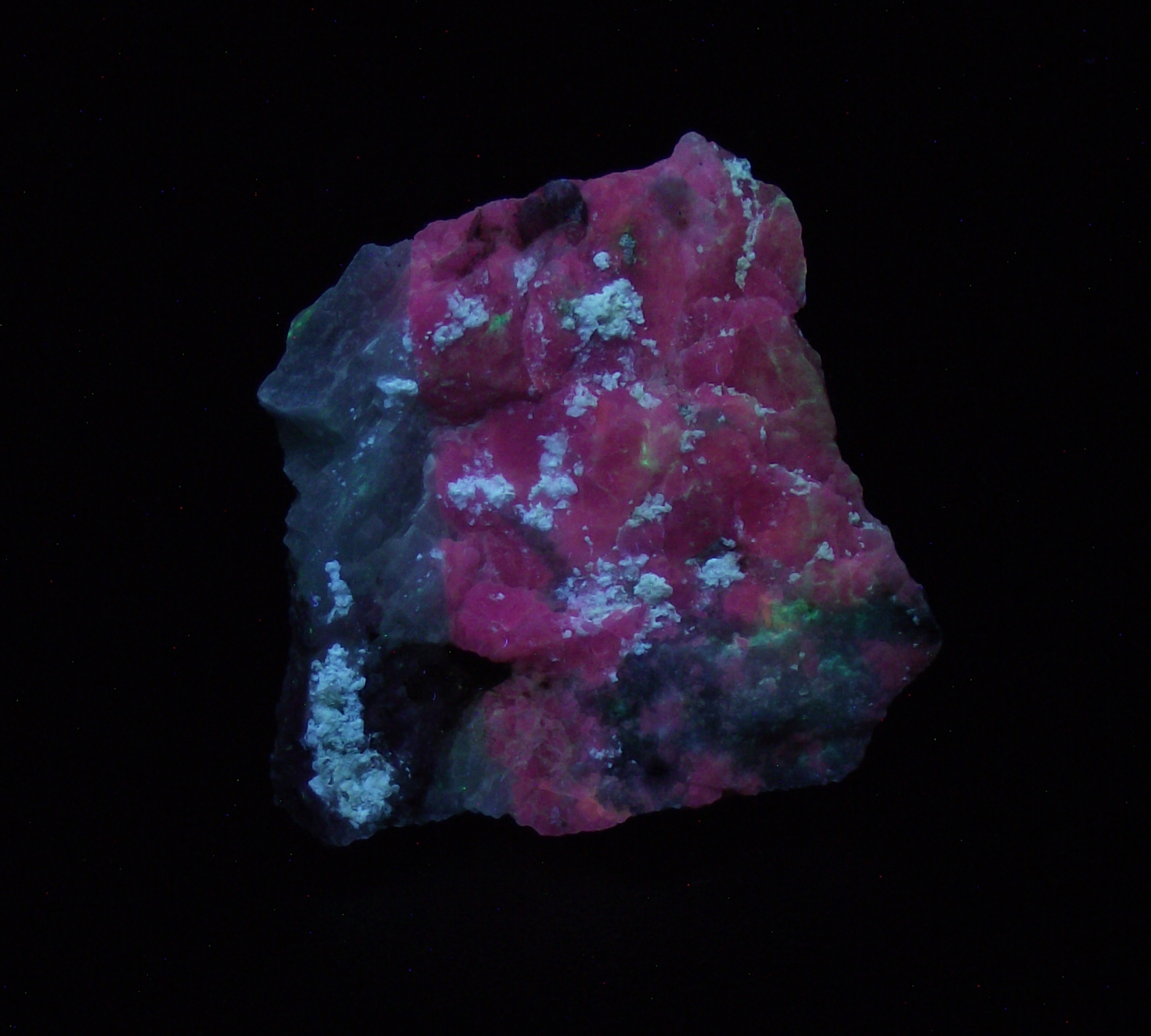 Fluorescence under shortwave UV light.