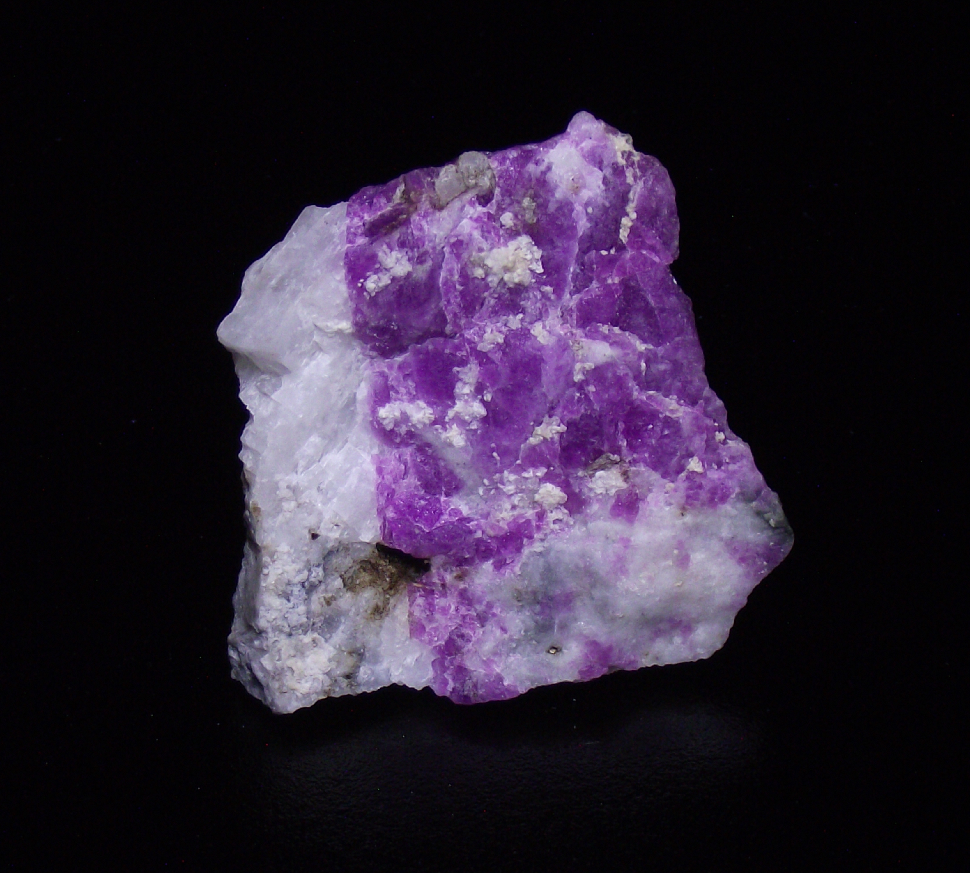 Tenebrescence after exposure to shortwave UV light.