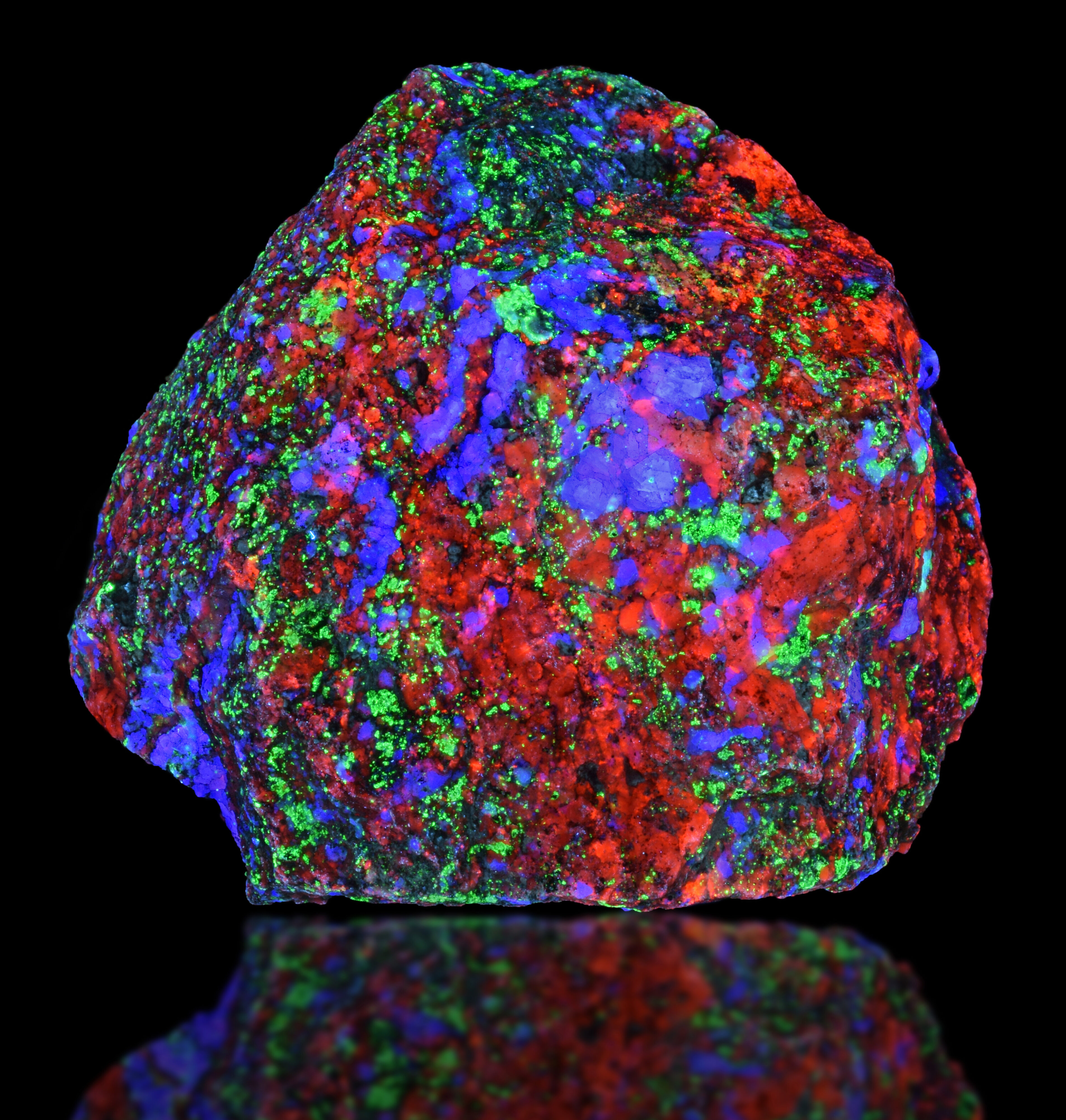 Fluorescence under fullwave (LW + MW + SW) UV light.