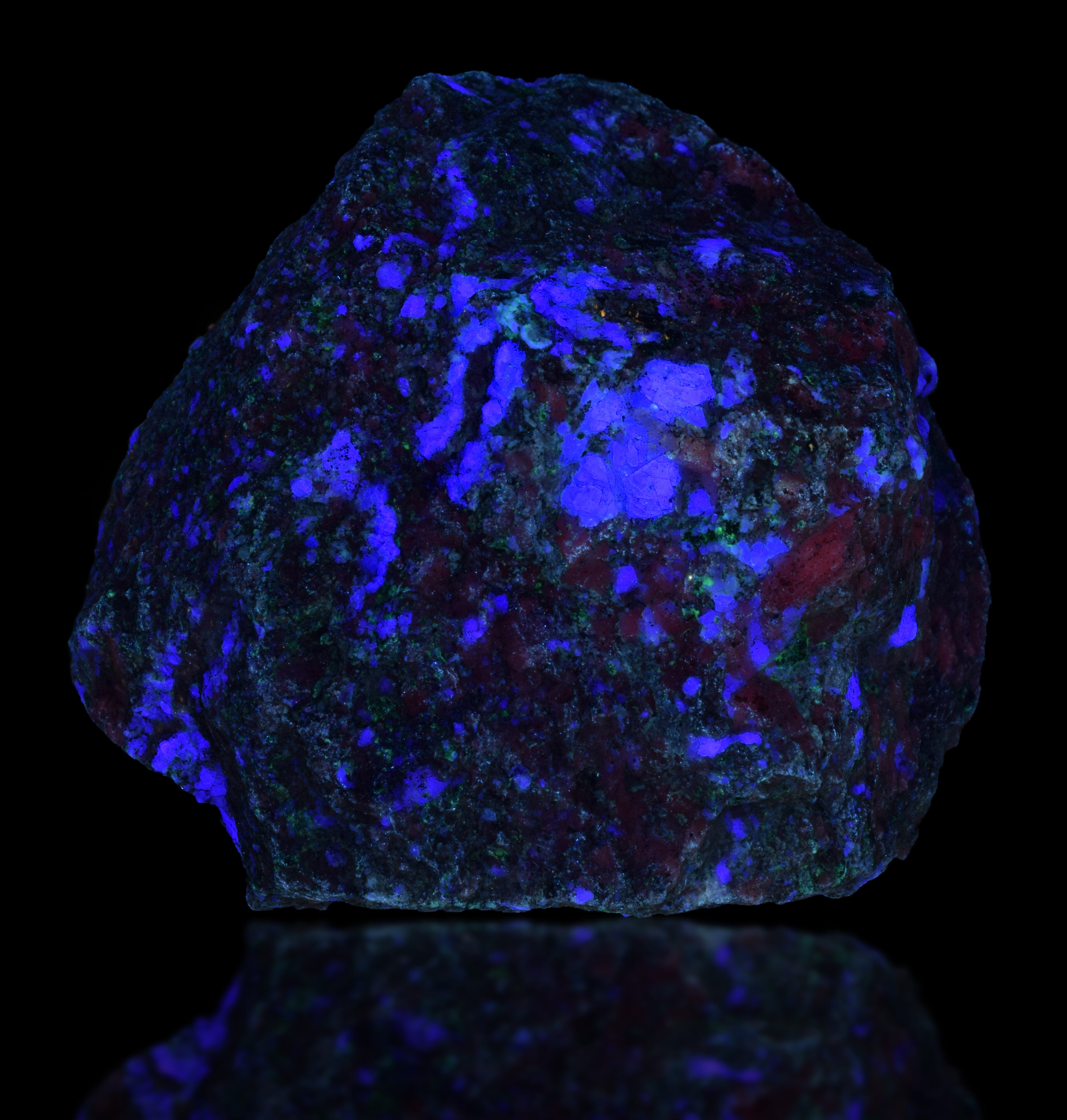 Fluorescence under longwave UV light.