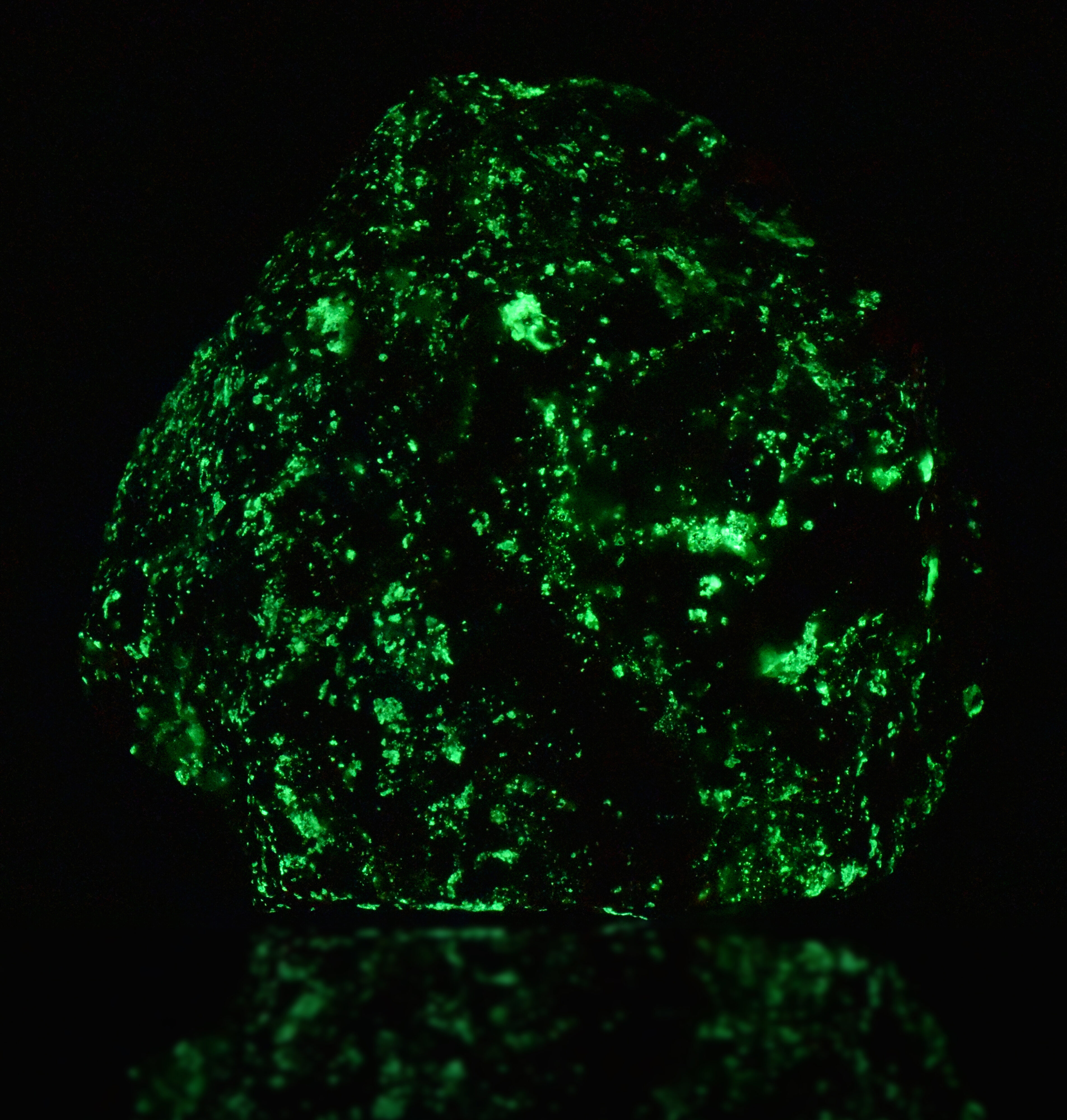 Afterglow after exposure to shortwave UV light.