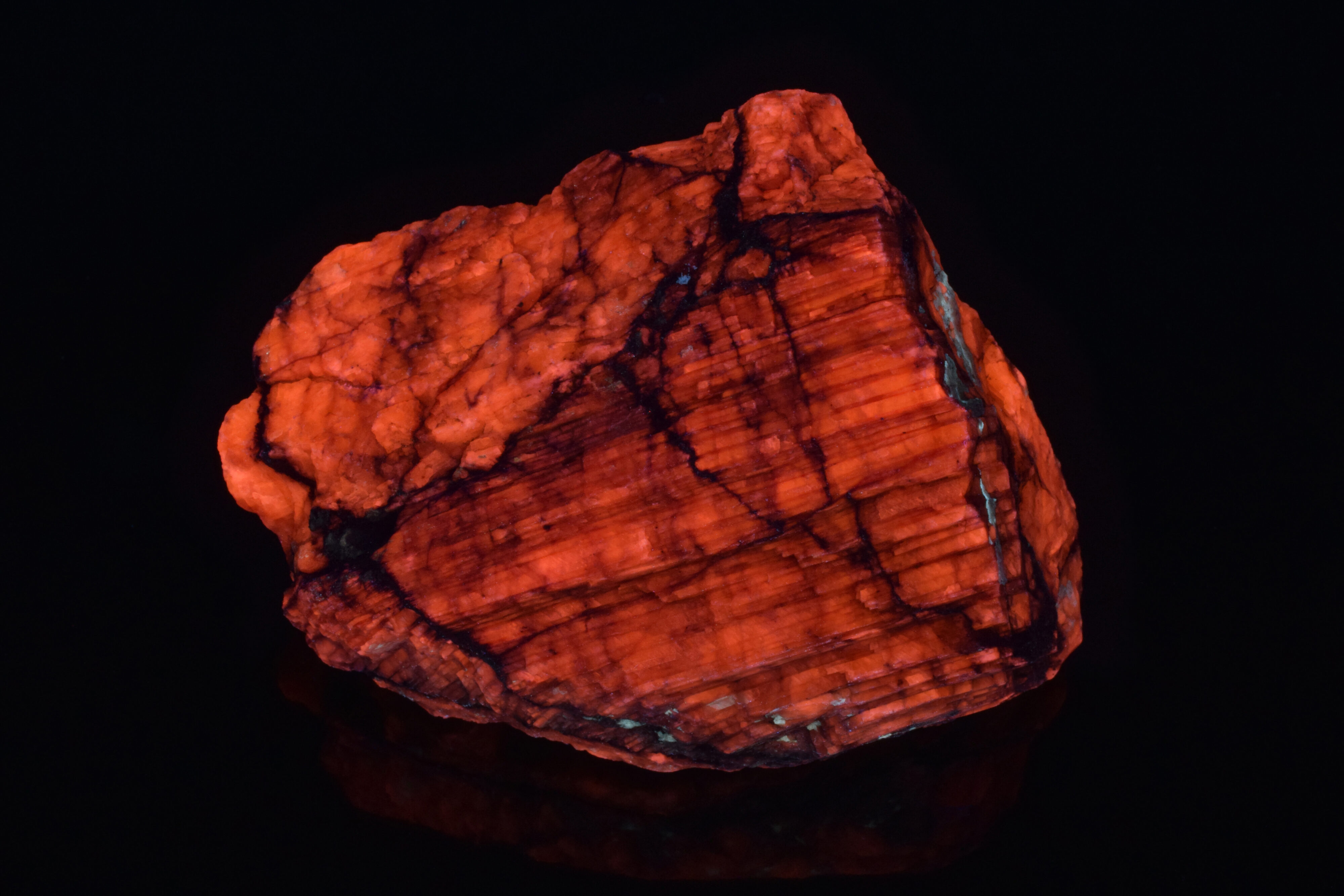 Fluorescence under shortwave UV light.
