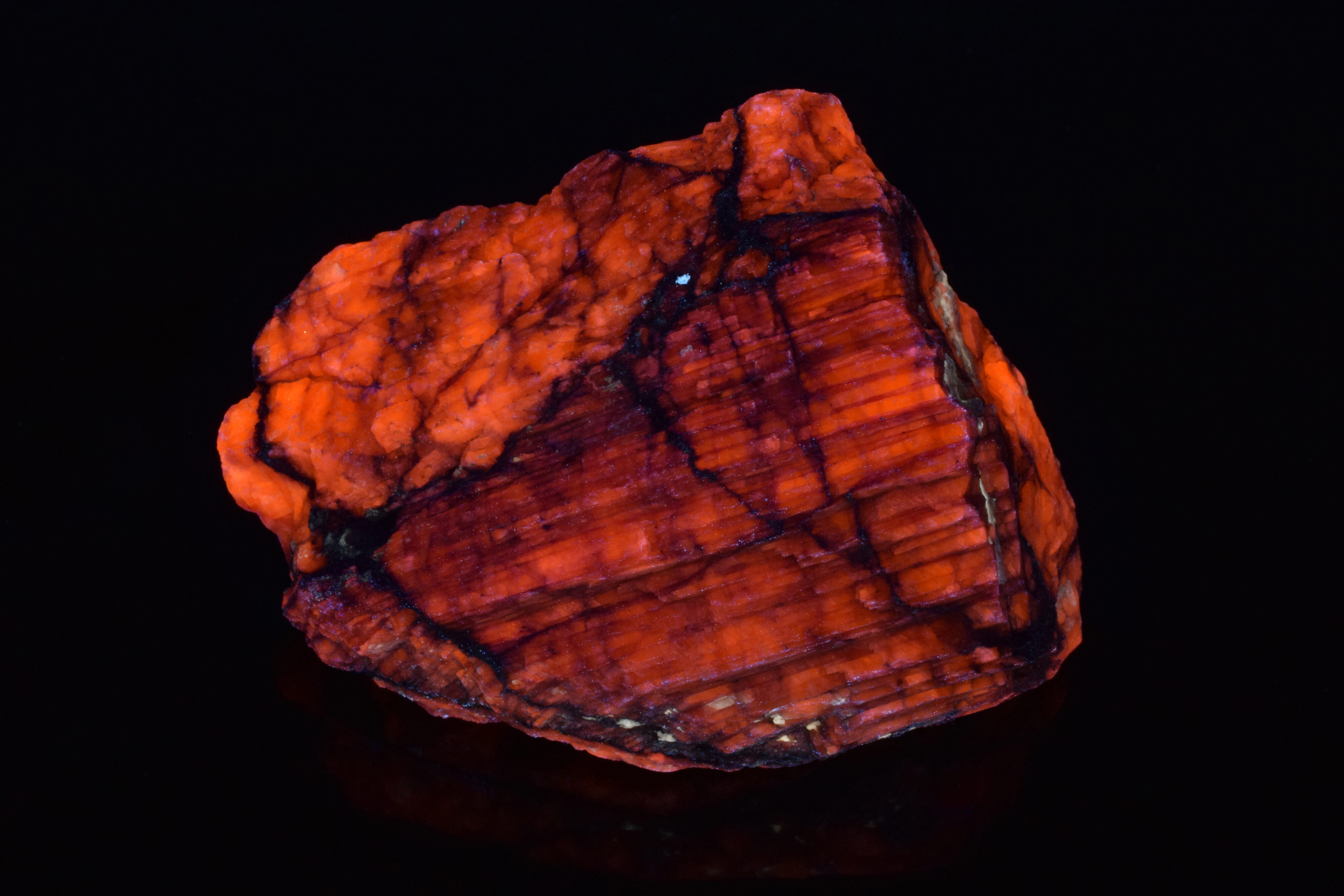 Fluorescence under longwave UV light.