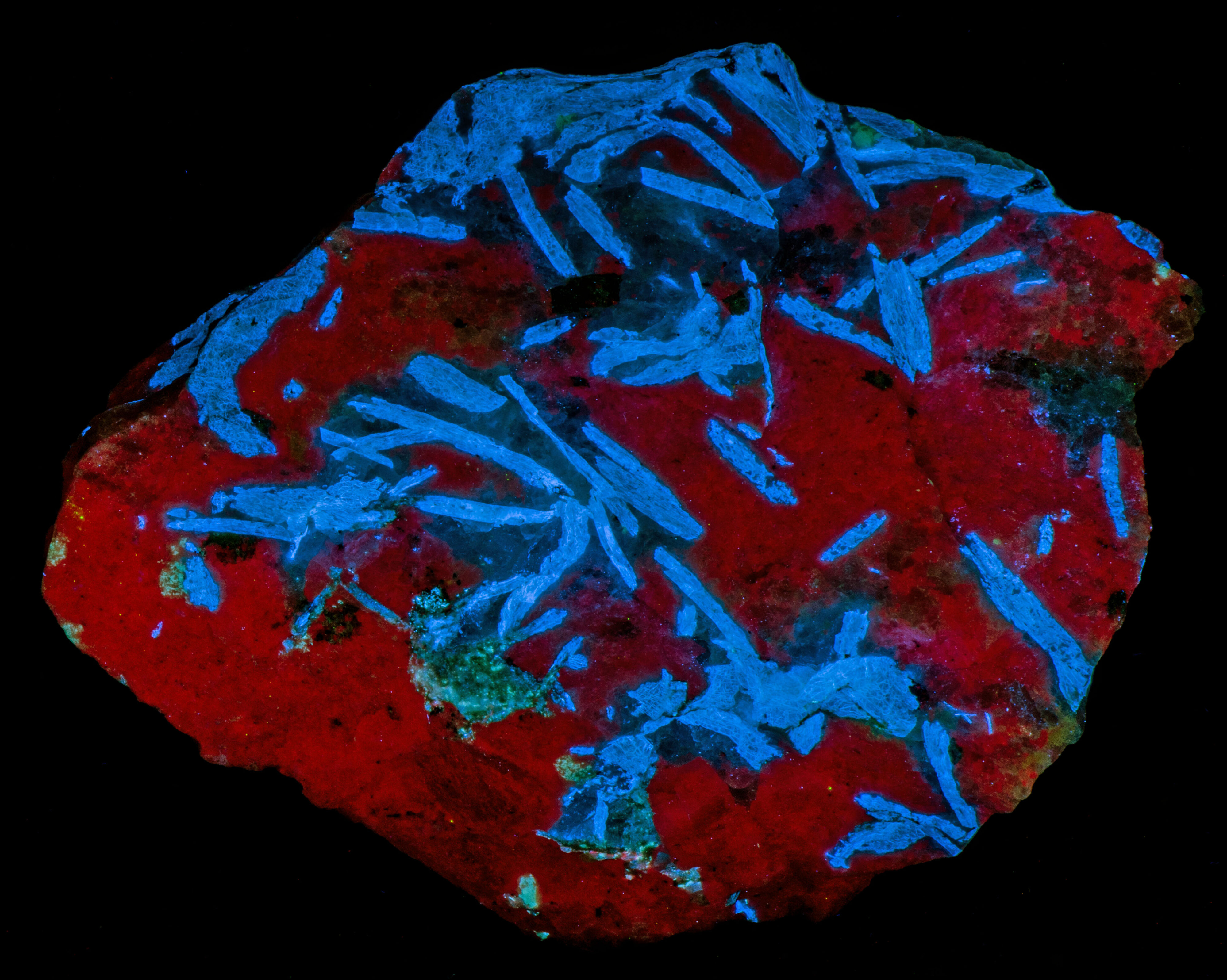 Fluorescence under shortwave UV light.