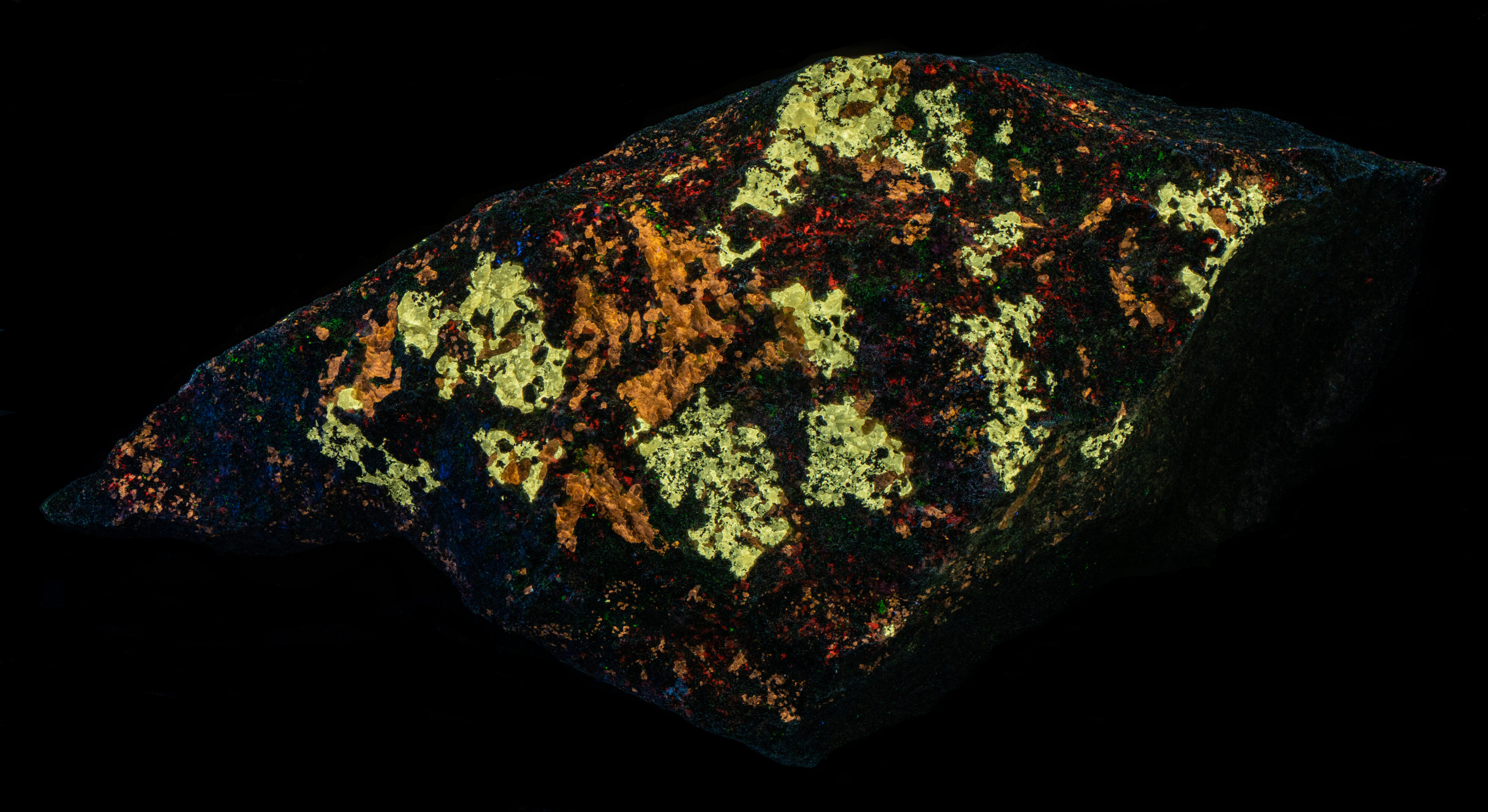 Fluorescence under shortwave UV light.
