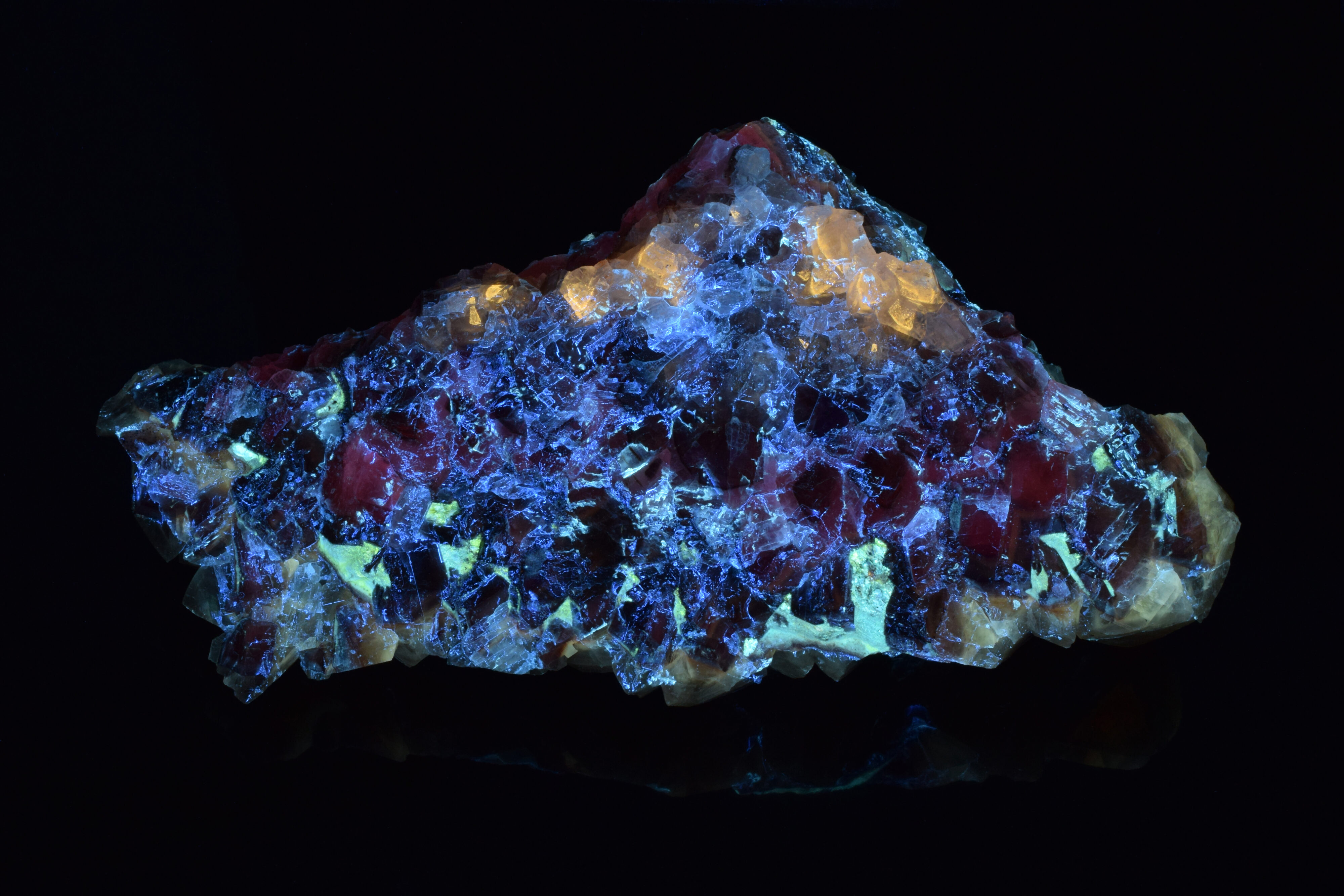 Fluorescence under longwave UV light. Side 2.