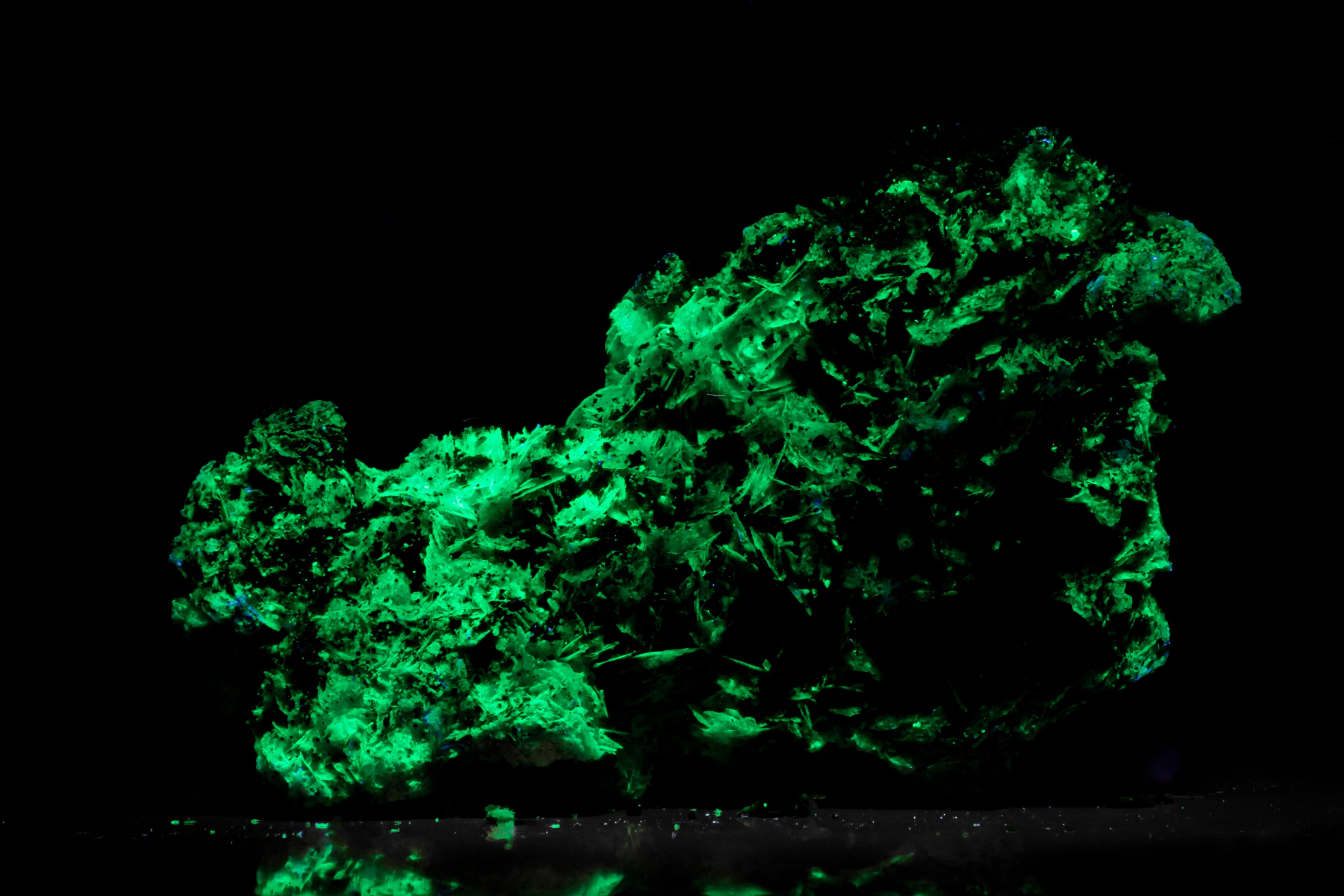 Fluorescence under shortwave UV light. (275nm LED)