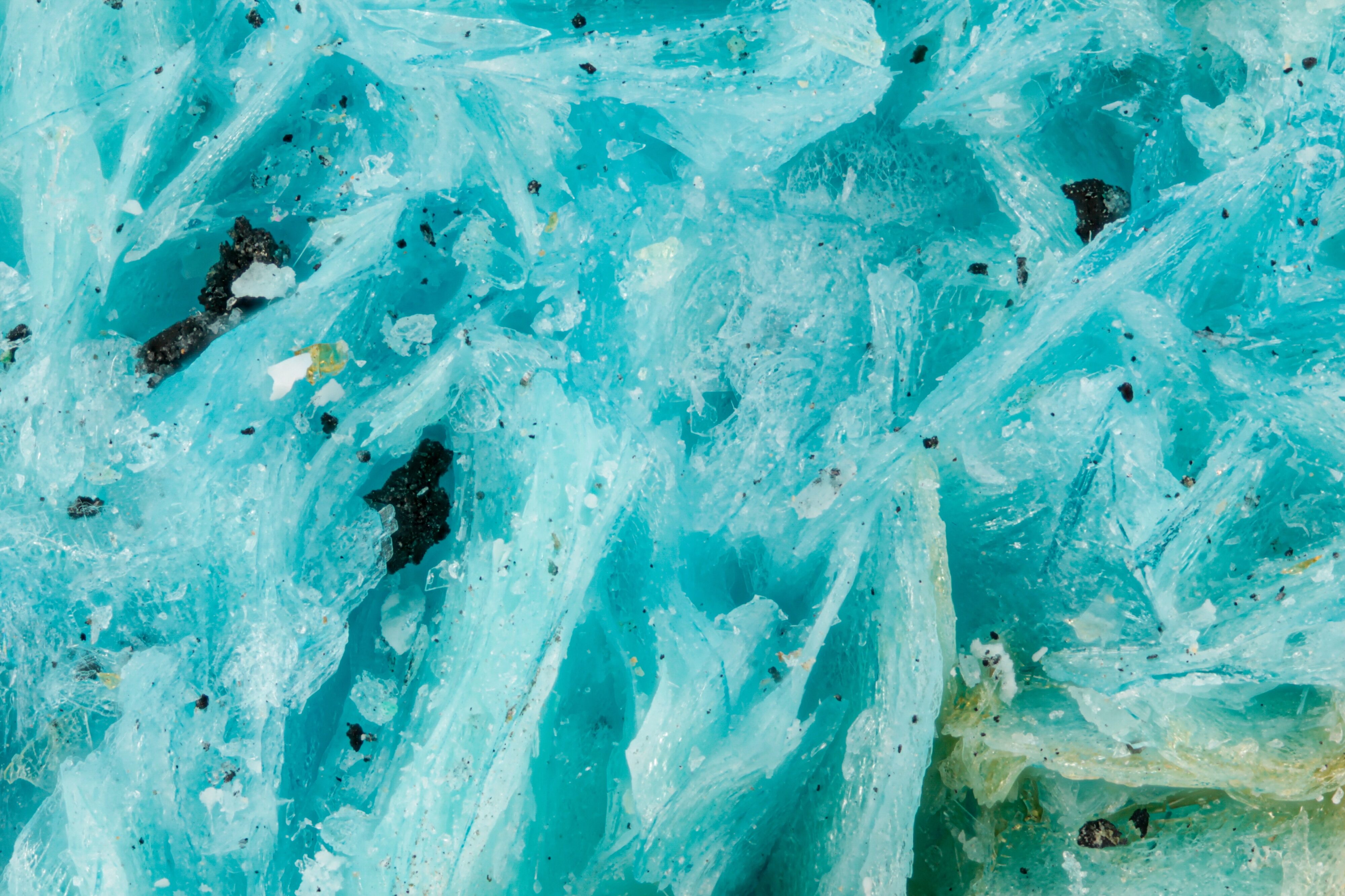 Normal light. Closeup 4.46mm FOV. Blue to light blue - Chalcanthite mixed with antlerite.