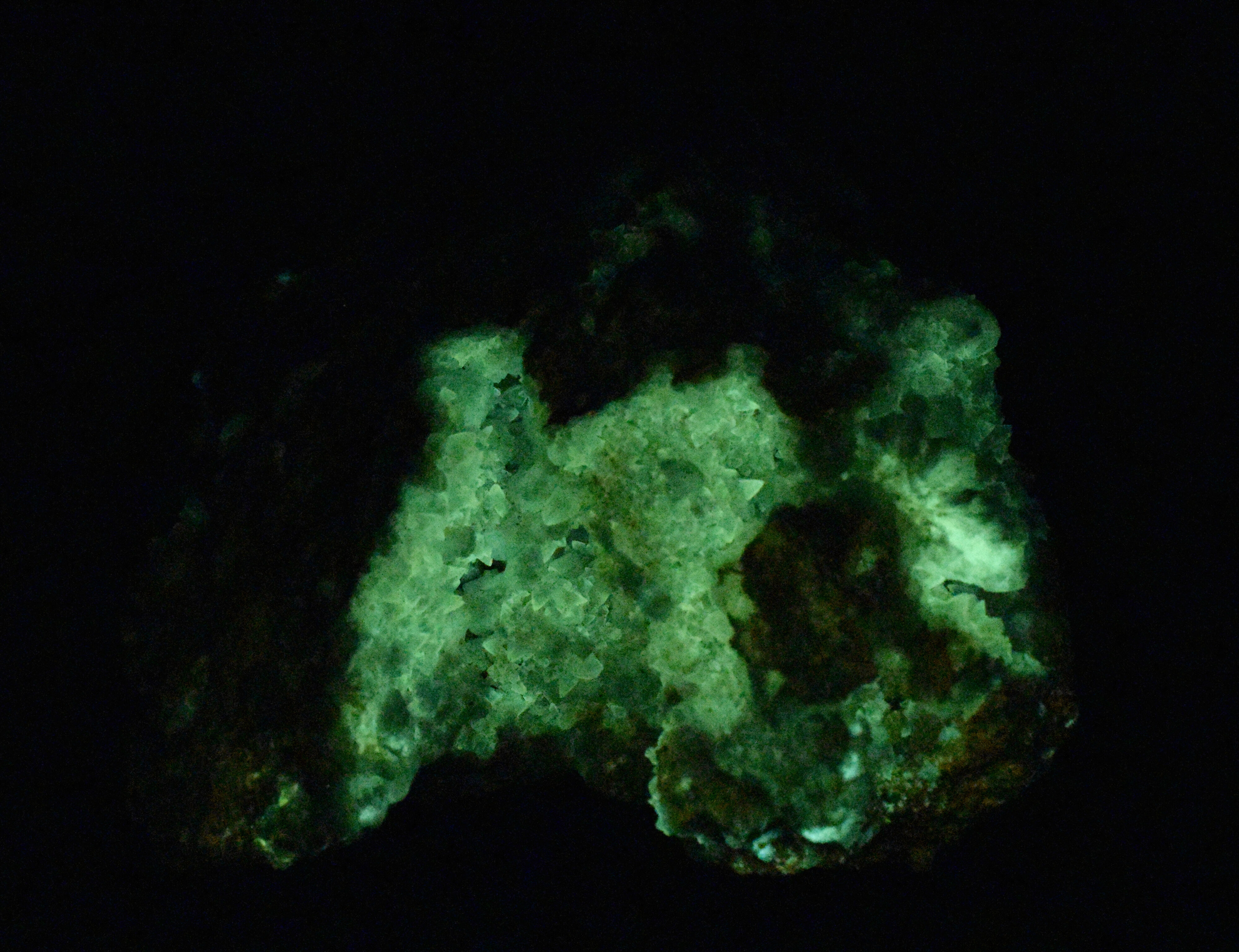 Afterglow after exposure to longwave UV light.
