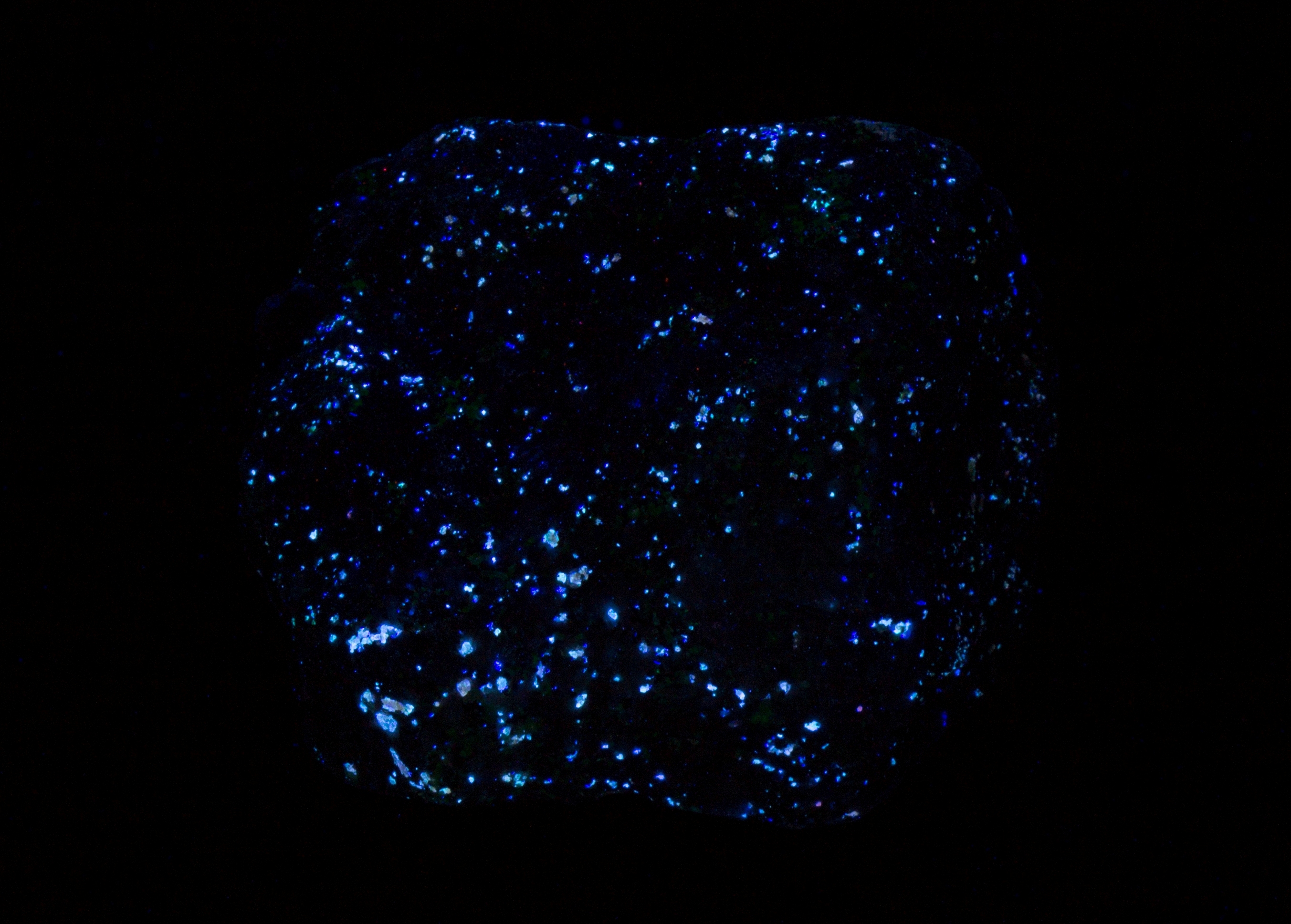 Fluorescence under longwave UV light.