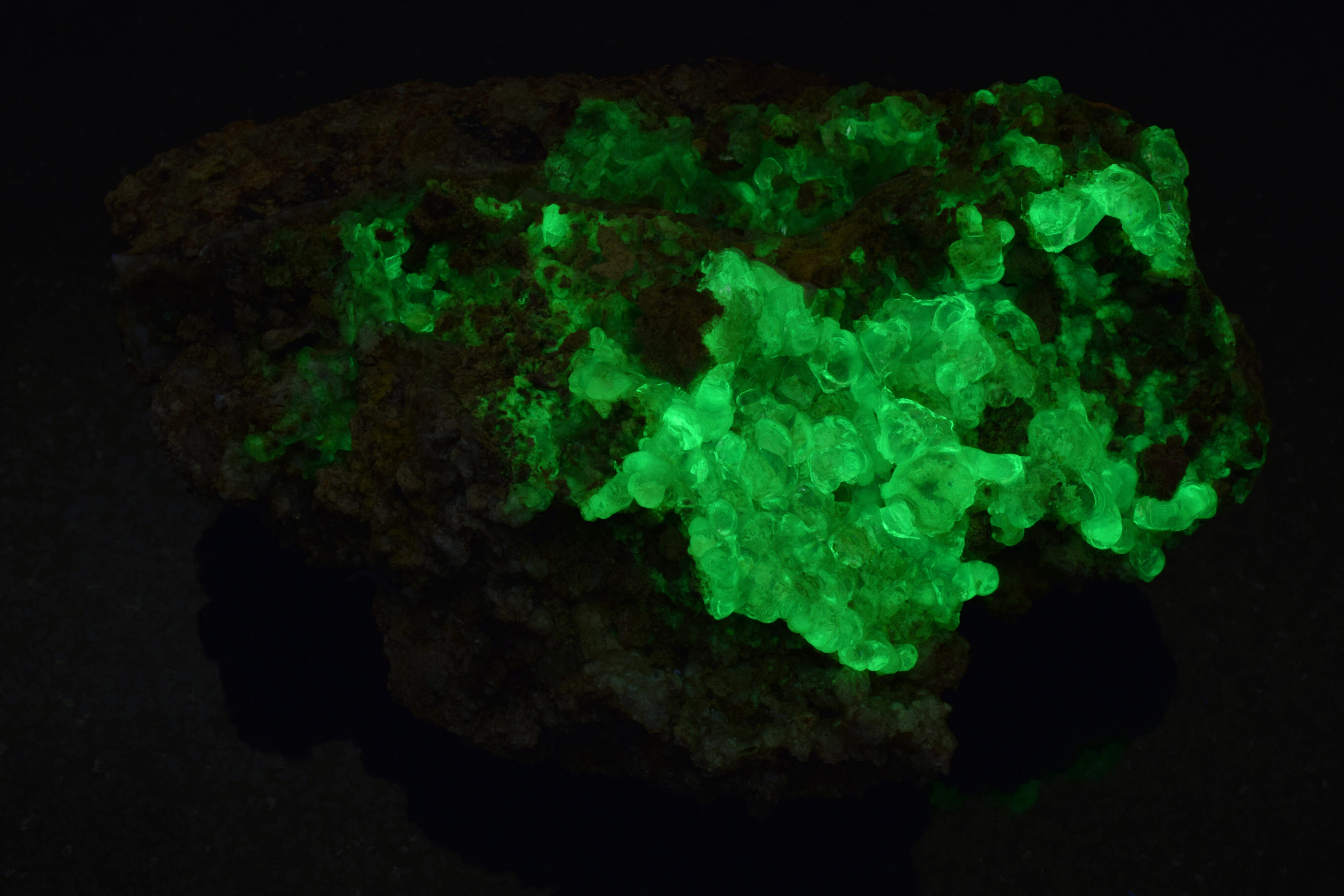 Fluorescence under longwave UV light.