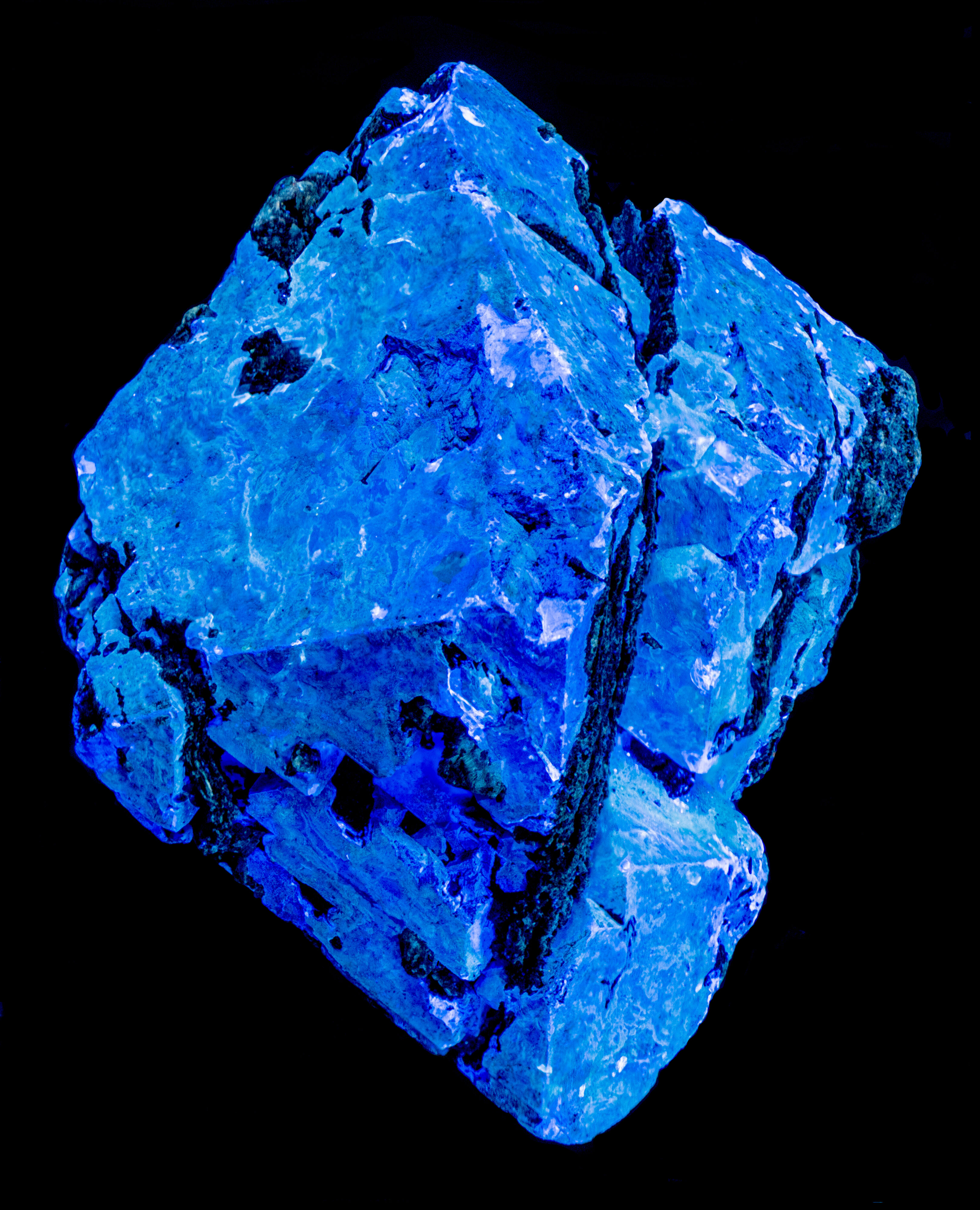 Fluorescence under shortwave UV light.