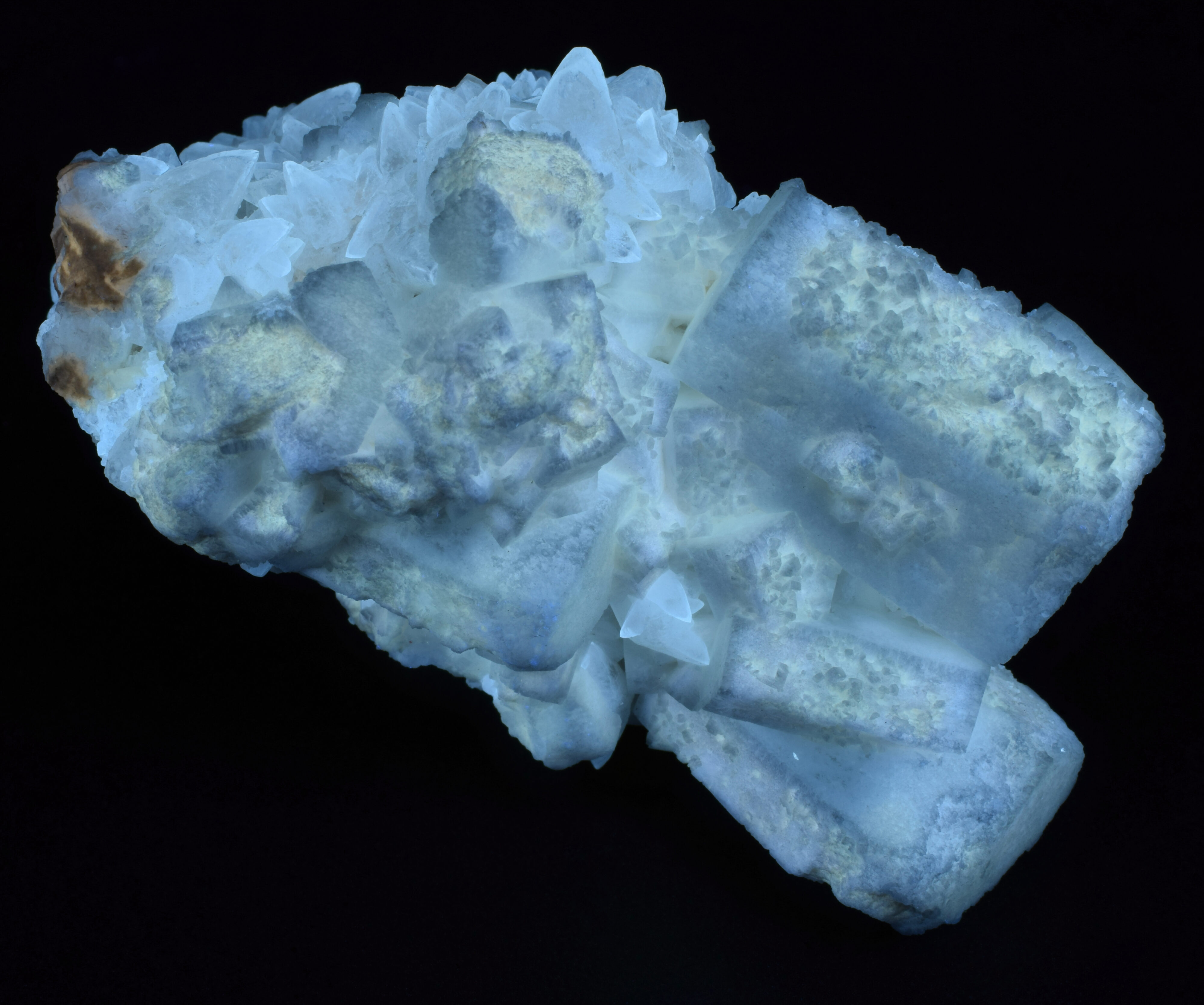 Fluorescence under longwave UV light.