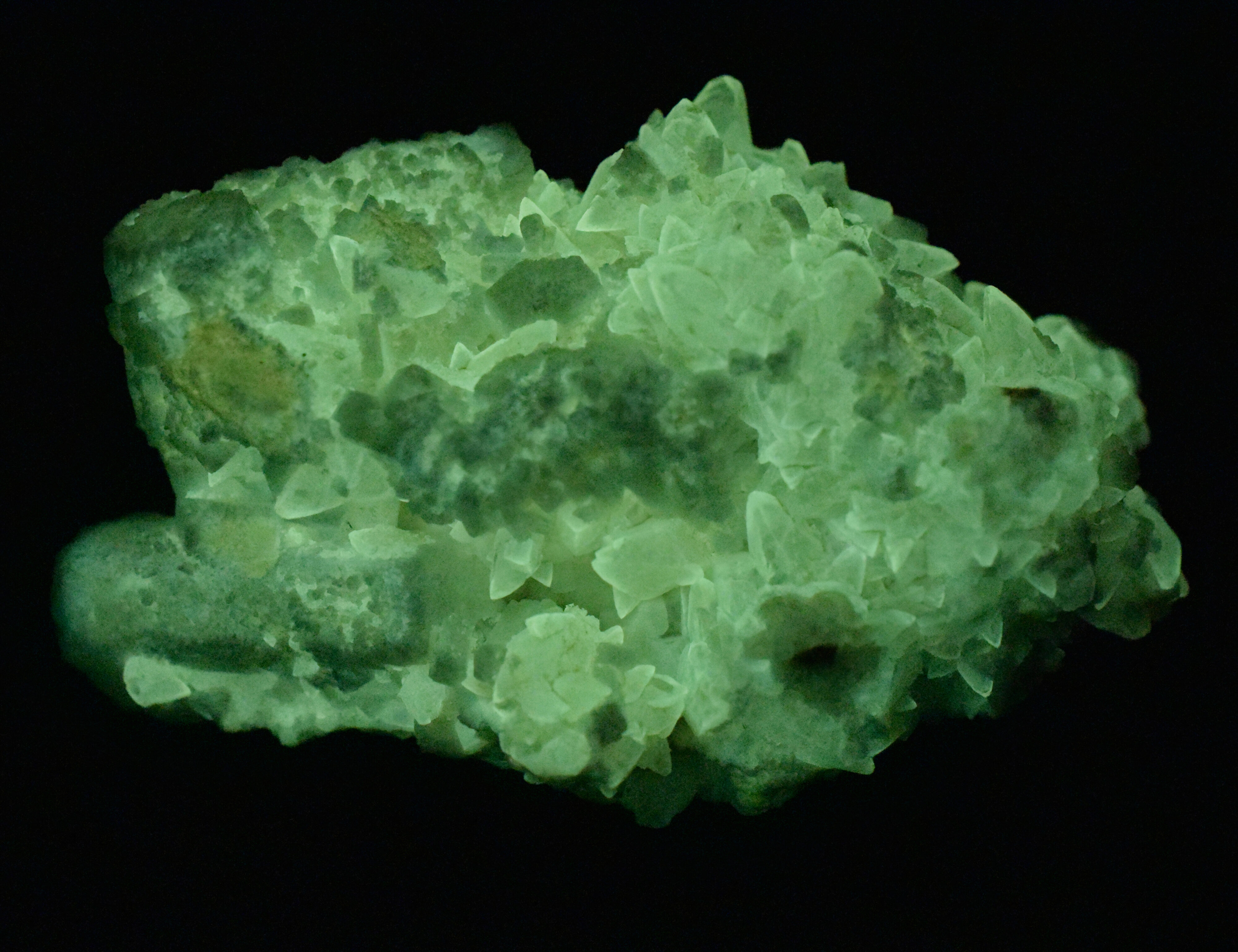 Afterglow after exposure to longwave UV light. Side 2.