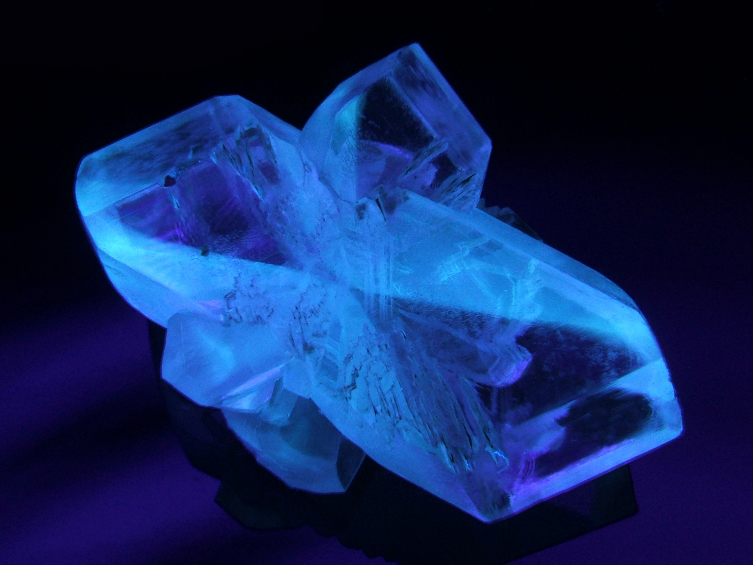 Fluorescence under longwave UV light.
