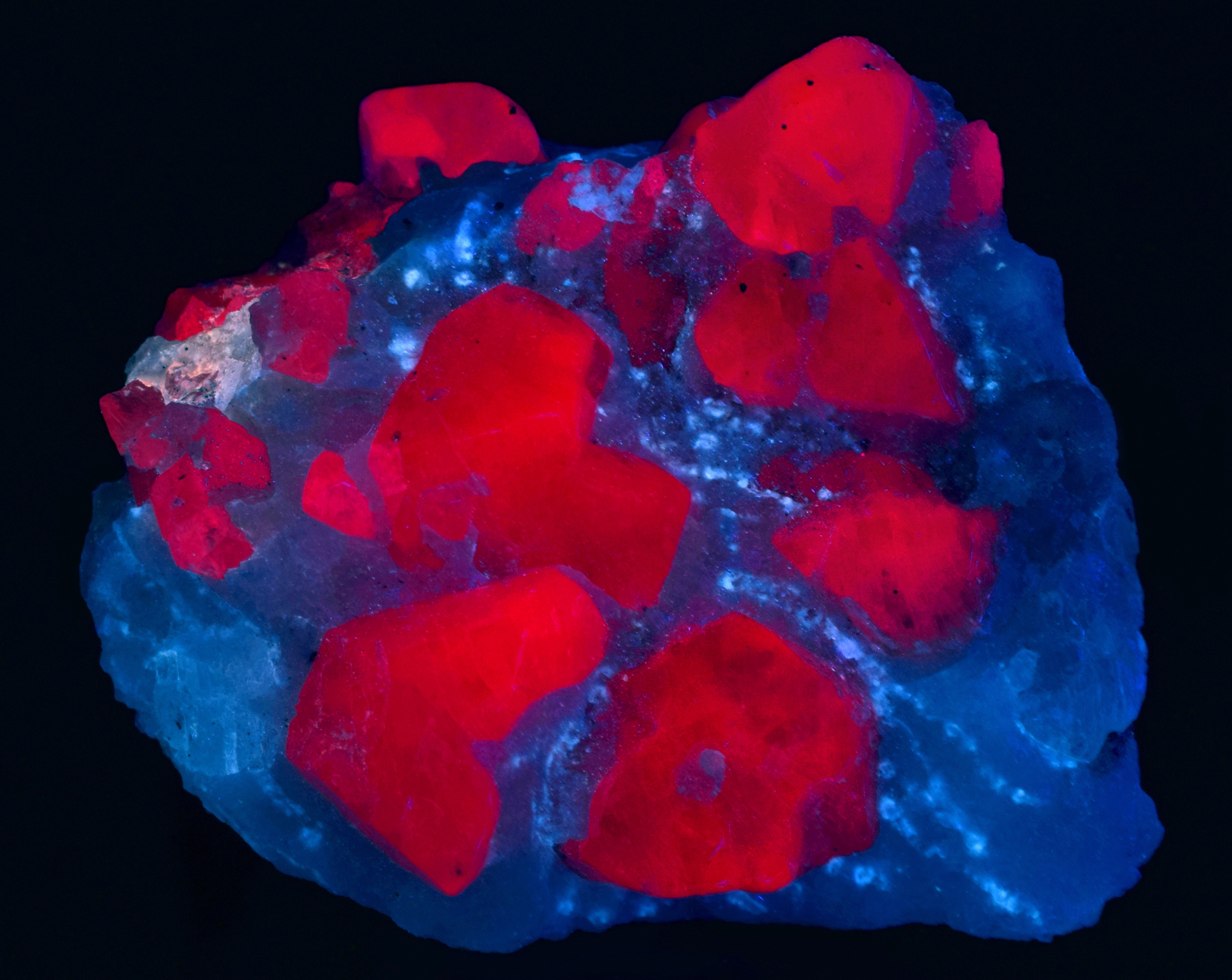 Fluorescence under longwave UV light.