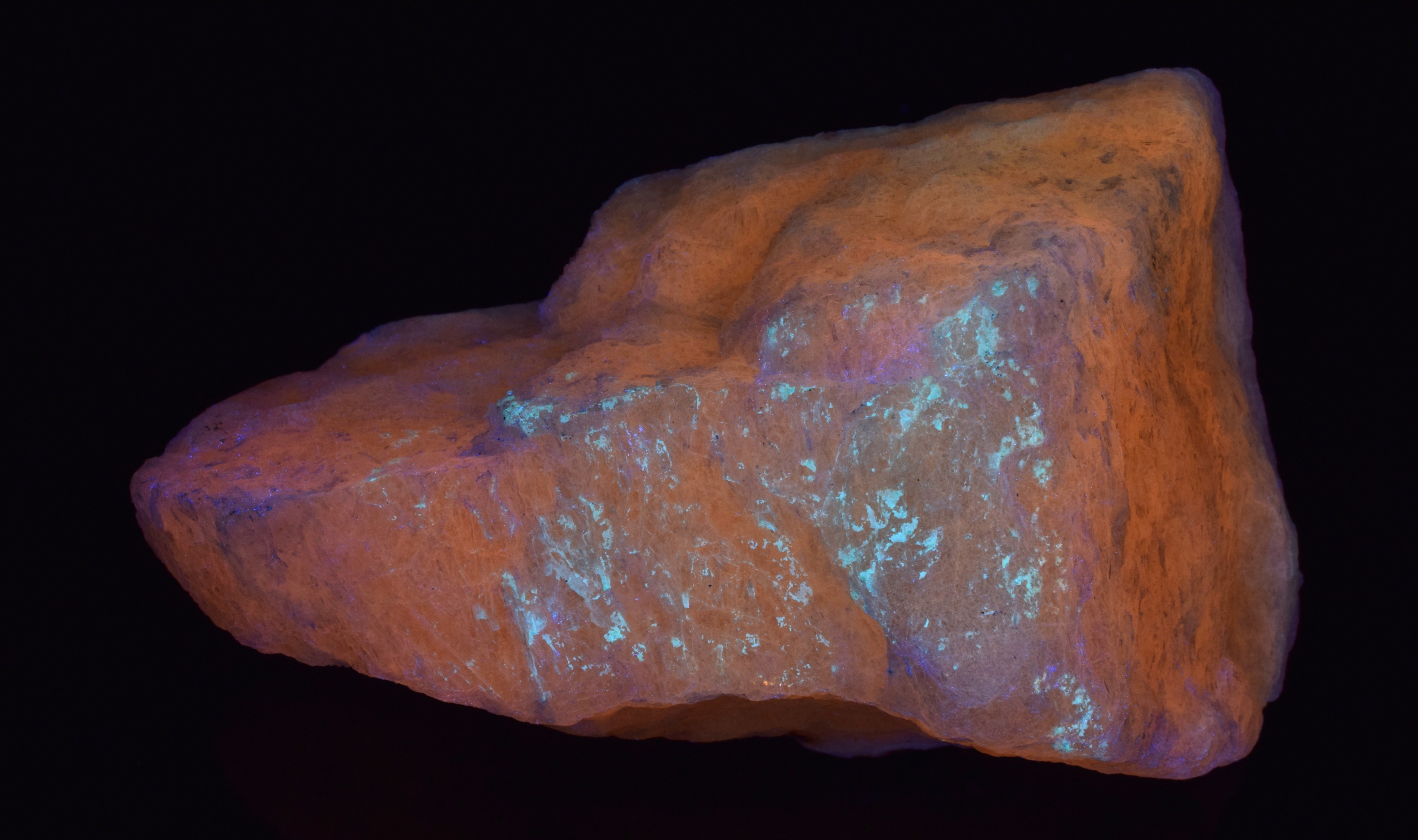 Fluorescence under longwave UV light. Side 2.