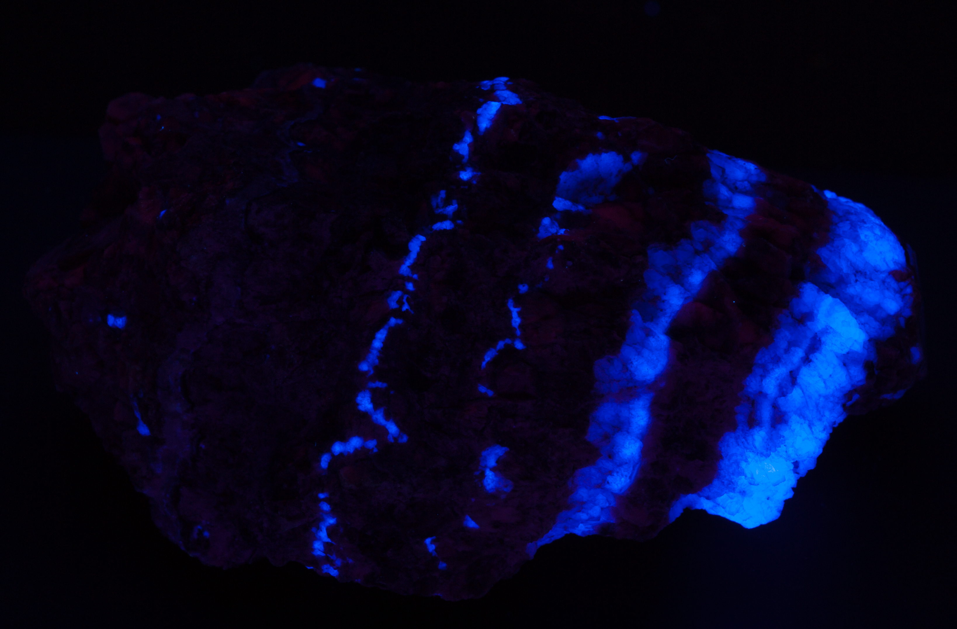 Fluorescence under longwave UV light.