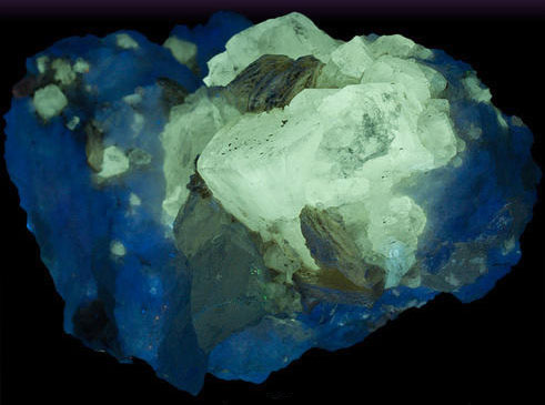 Fluorescence under shortwave UV light.