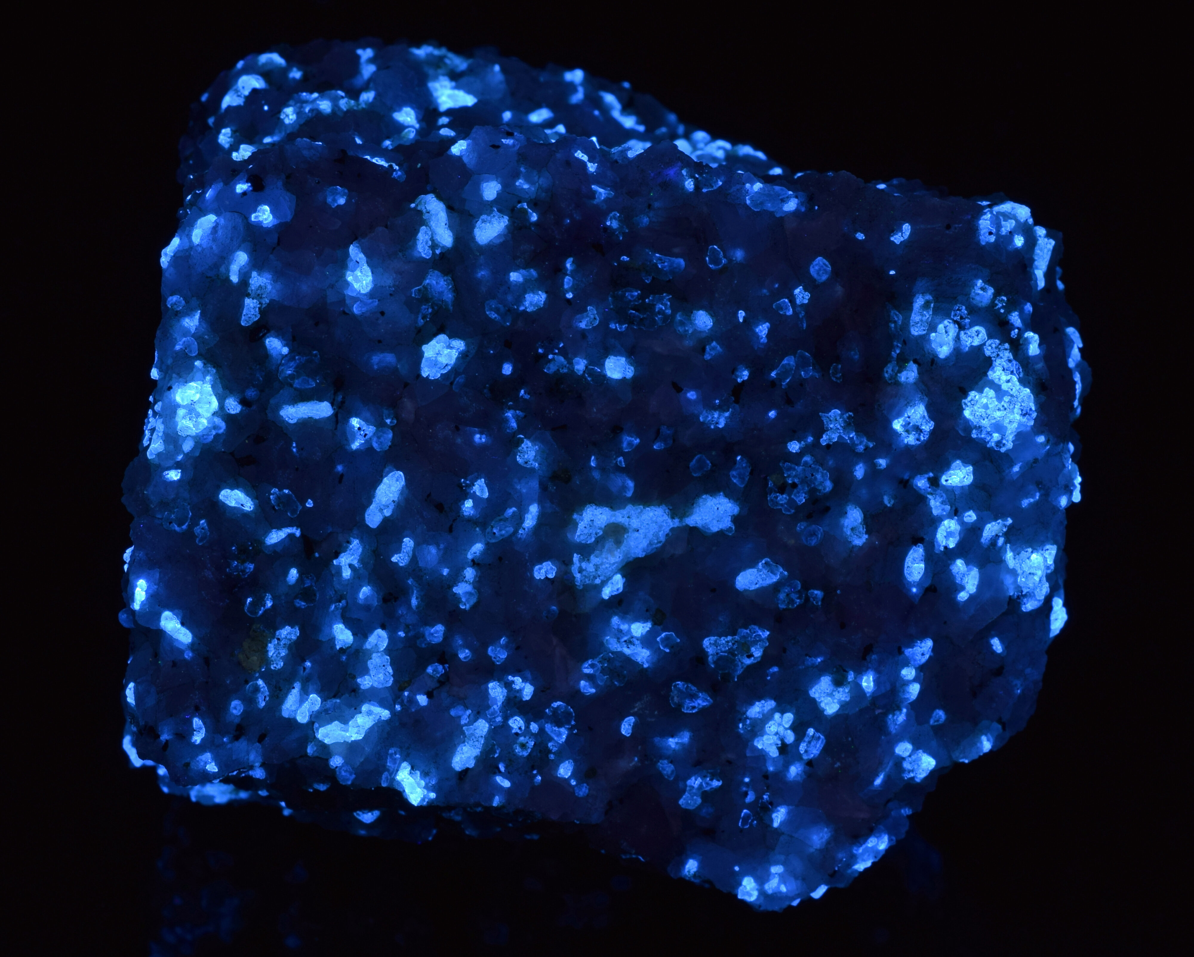 Fluorescence under shortwave UV light.