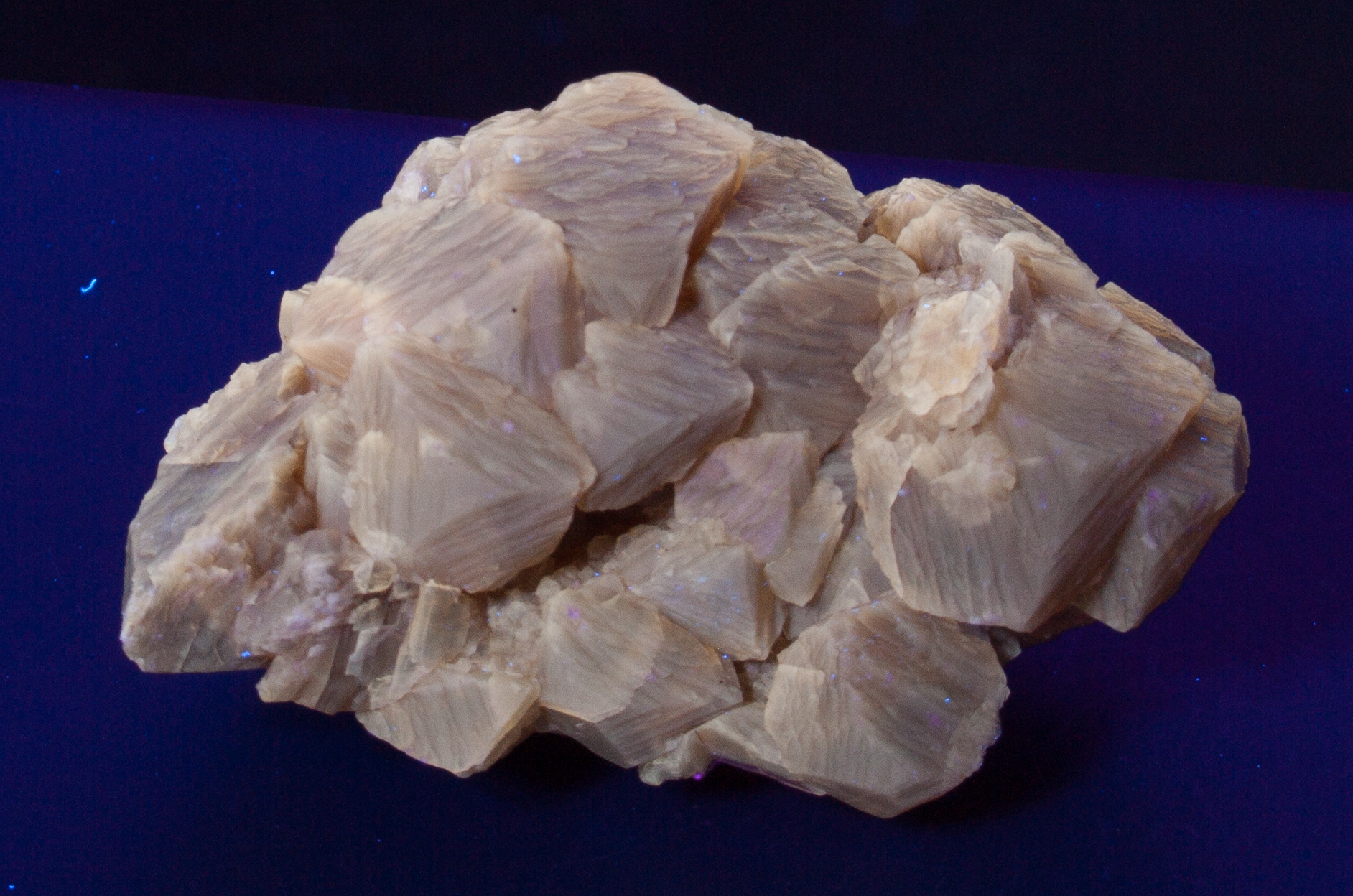 Fluorescence under longwave UV light.