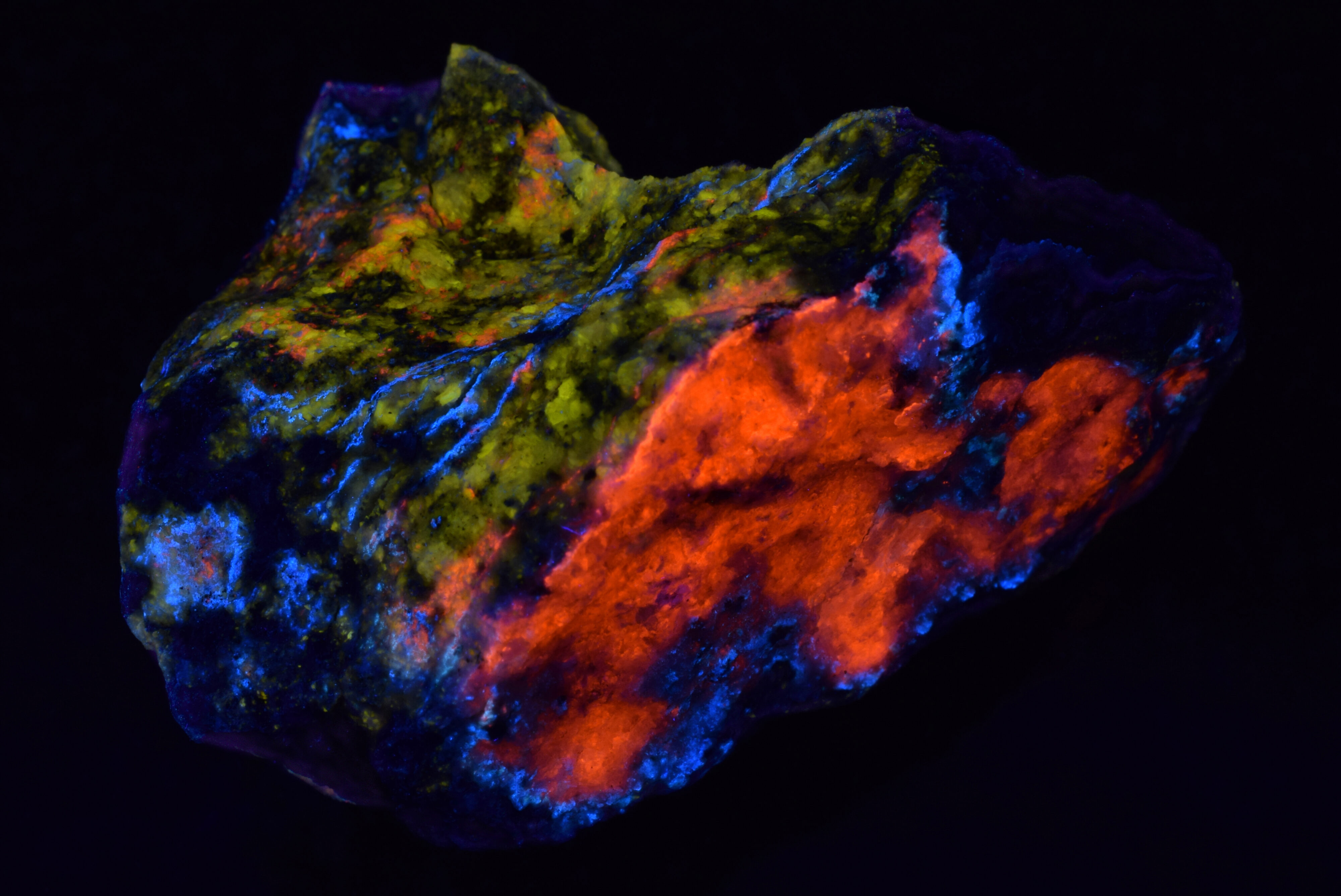 Fluorescence under shortwave UV light.