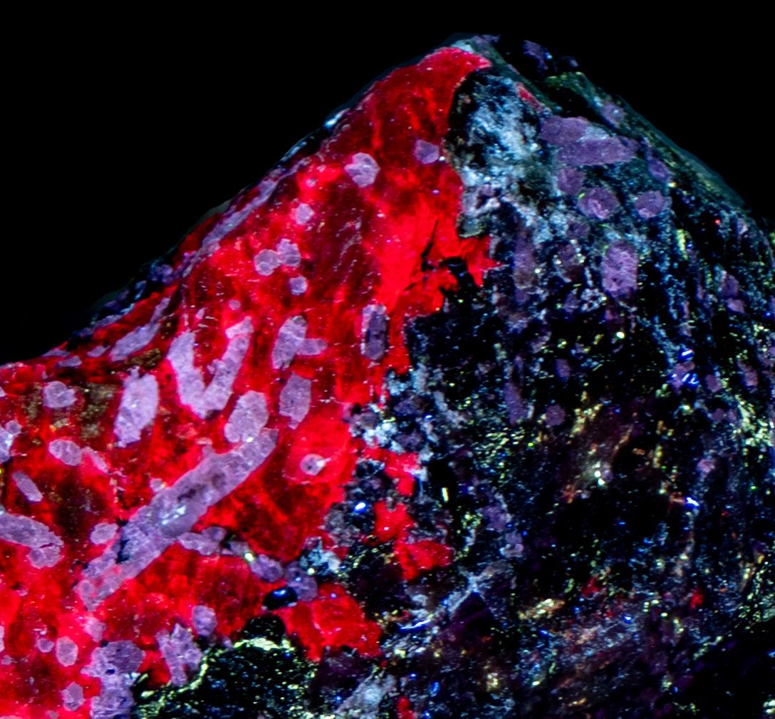 Fluorescence under shortwave UV light. Closeup