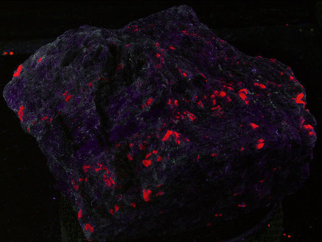 Fluorescence under longwave UV light.