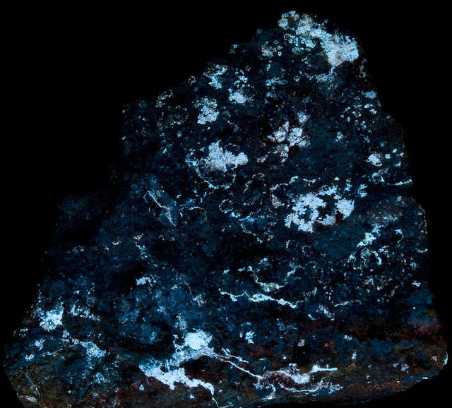 Fluorescence under shortwave UV light.