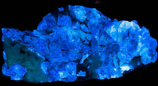 Fluorescence under shortwave UV light.