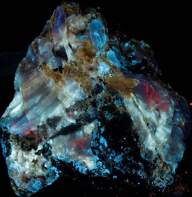 Fluorescence under shortwave UV light.