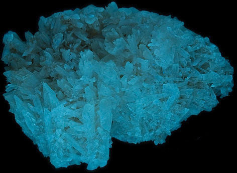 Fluorescence under shortwave UV light.