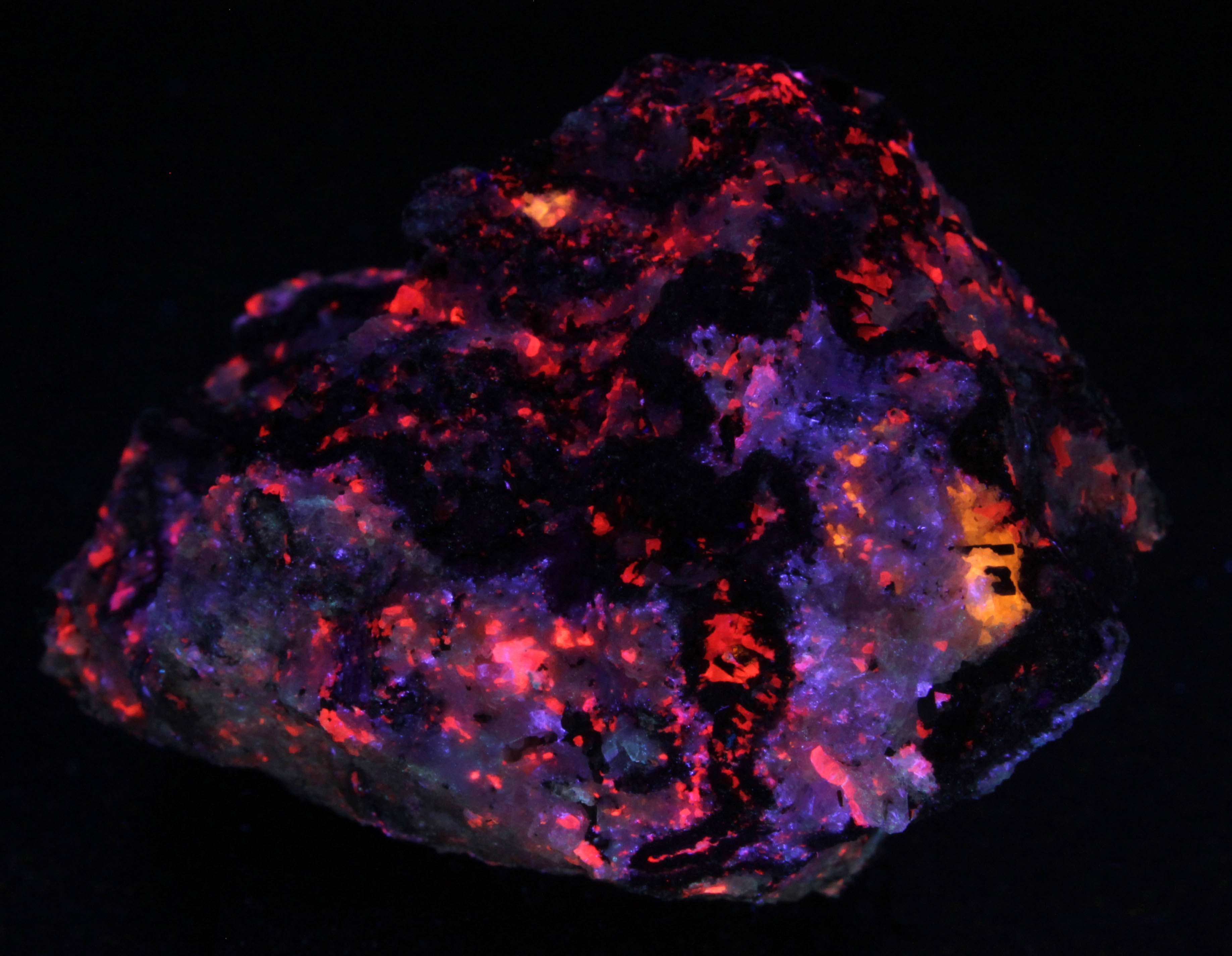 Fluorescence under longwave and midwave UV light.