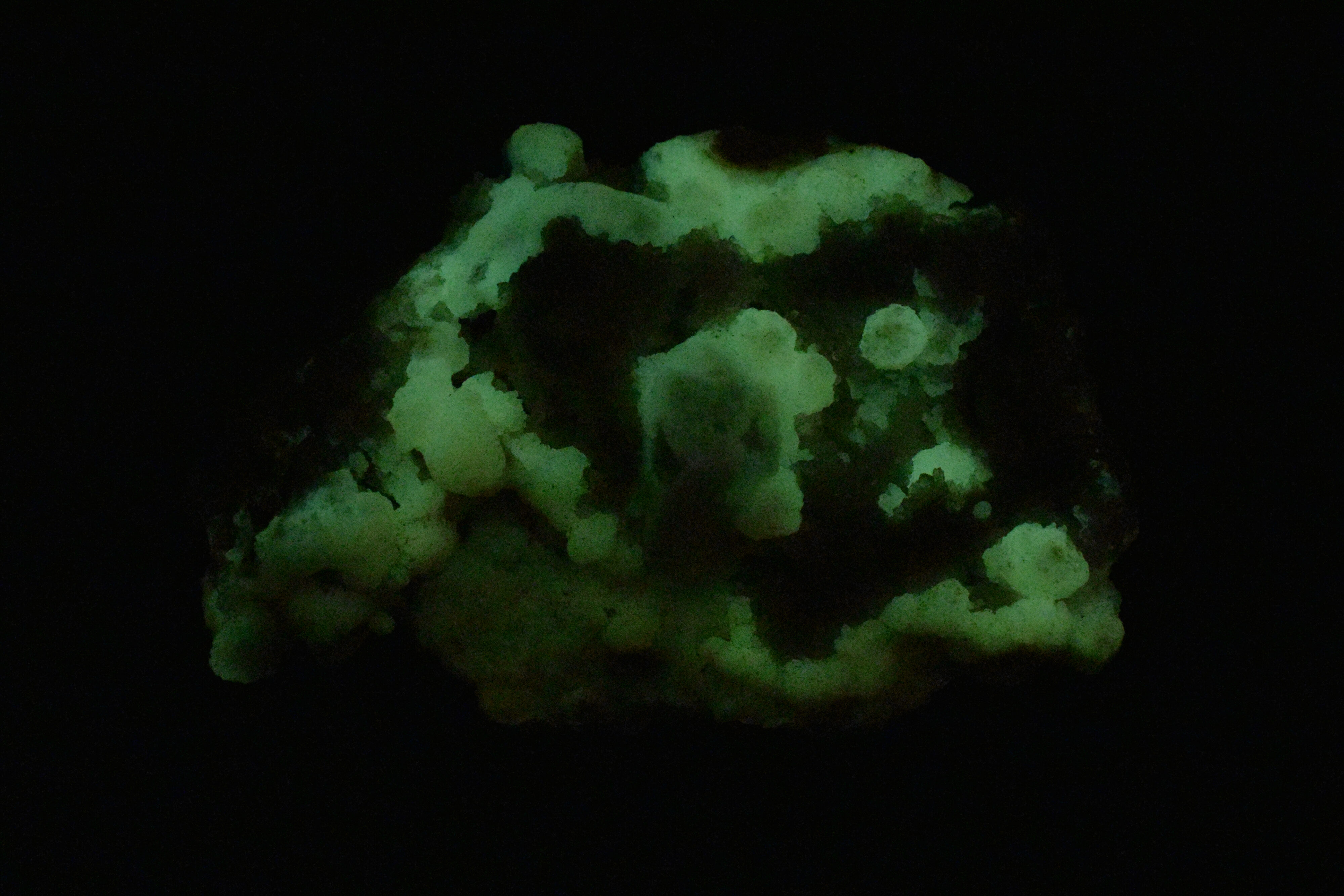 Afterglow after exposure to longwave UV light.