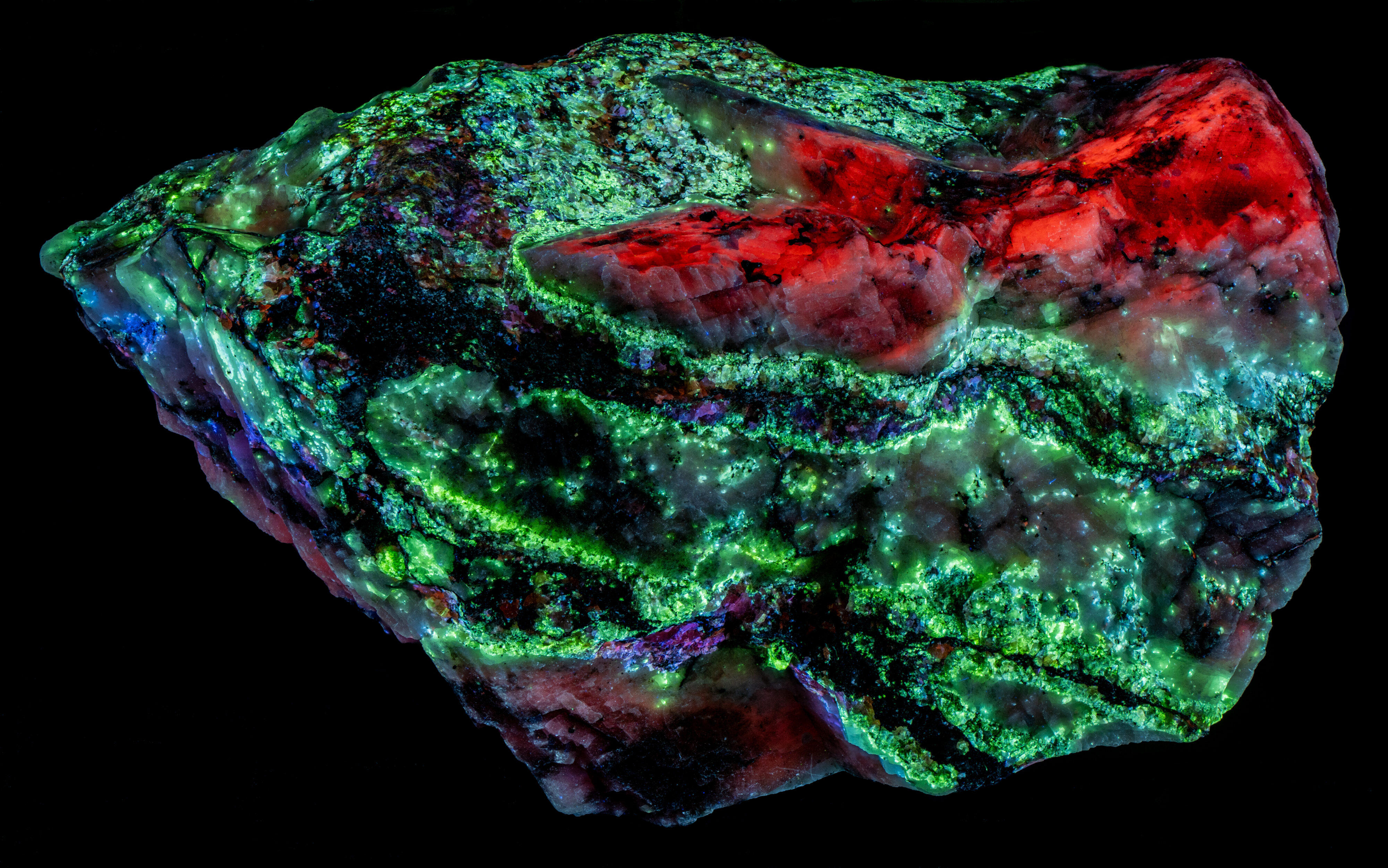 Fluorescence under longwave and shortwave UV light.