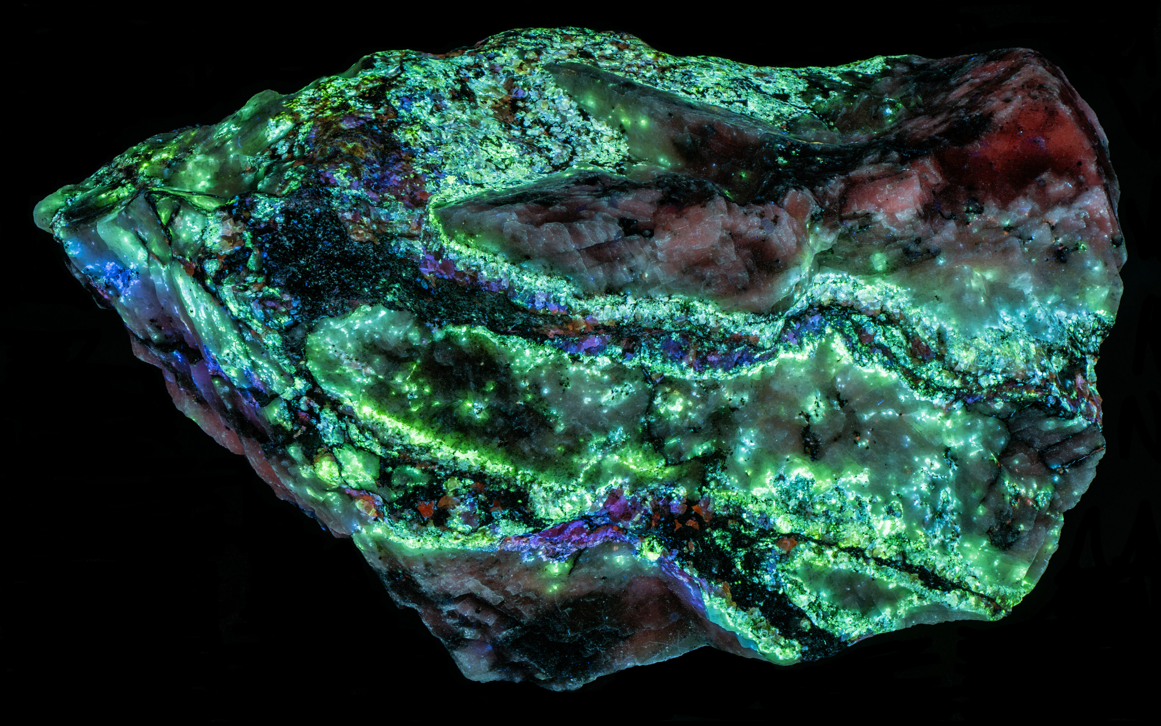 Fluorescence under longwave UV light.