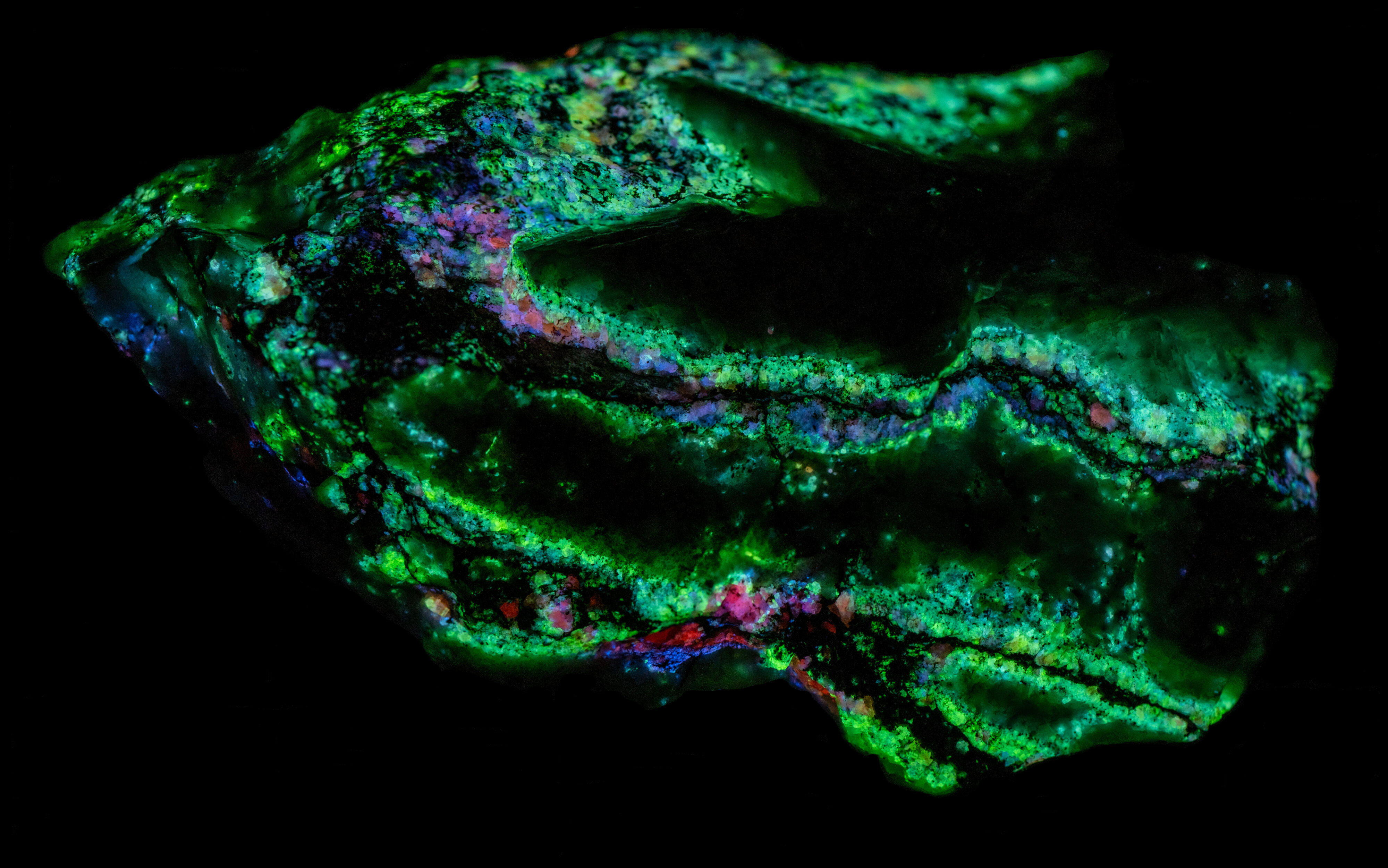 Afterglow after exposure to longwave UV light.