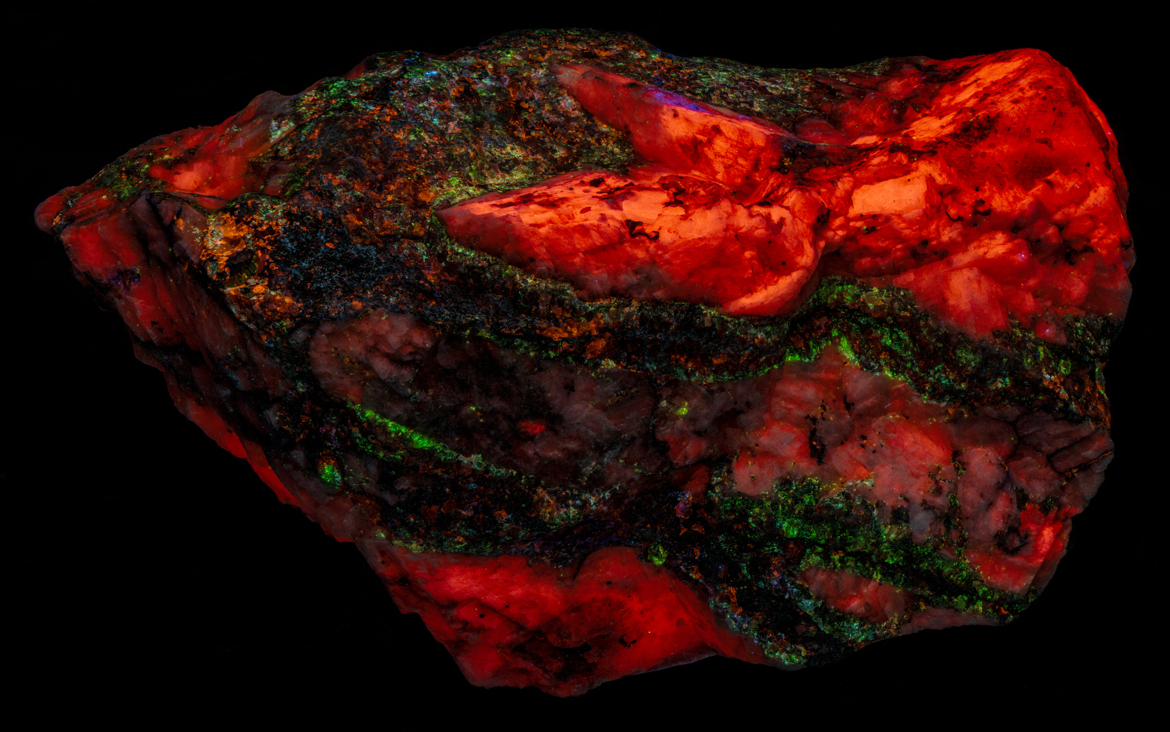 Fluorescence under shortwave UV light.