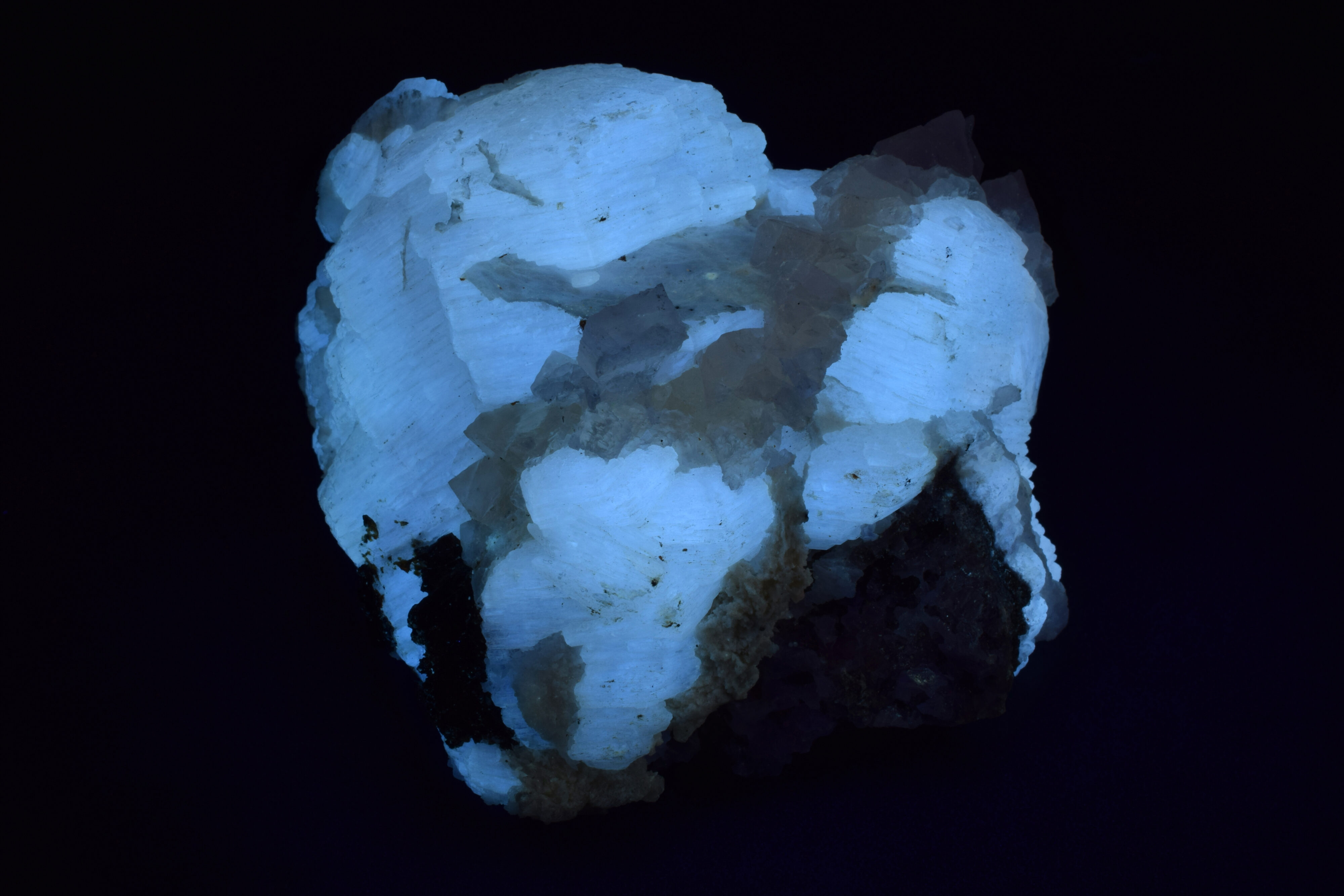 Fluorescence under longwave UV light.