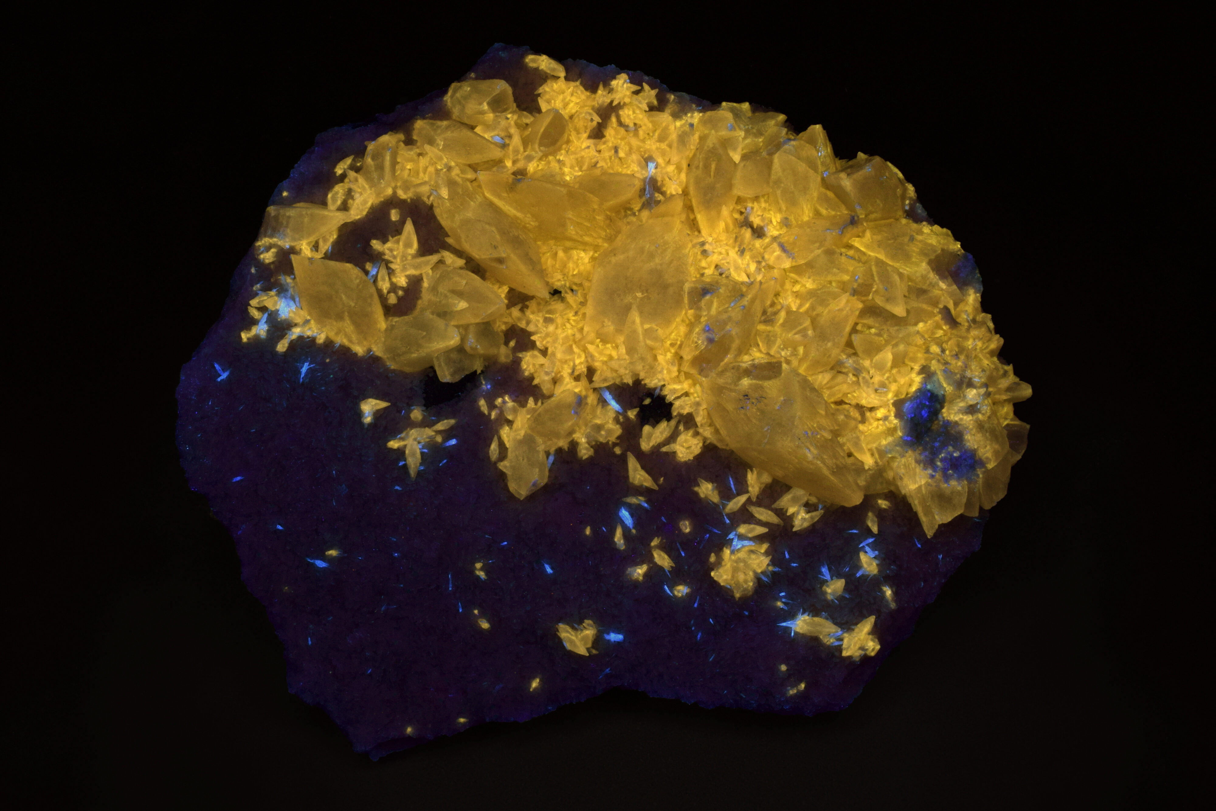Fluorescence under shortwave UV light.
